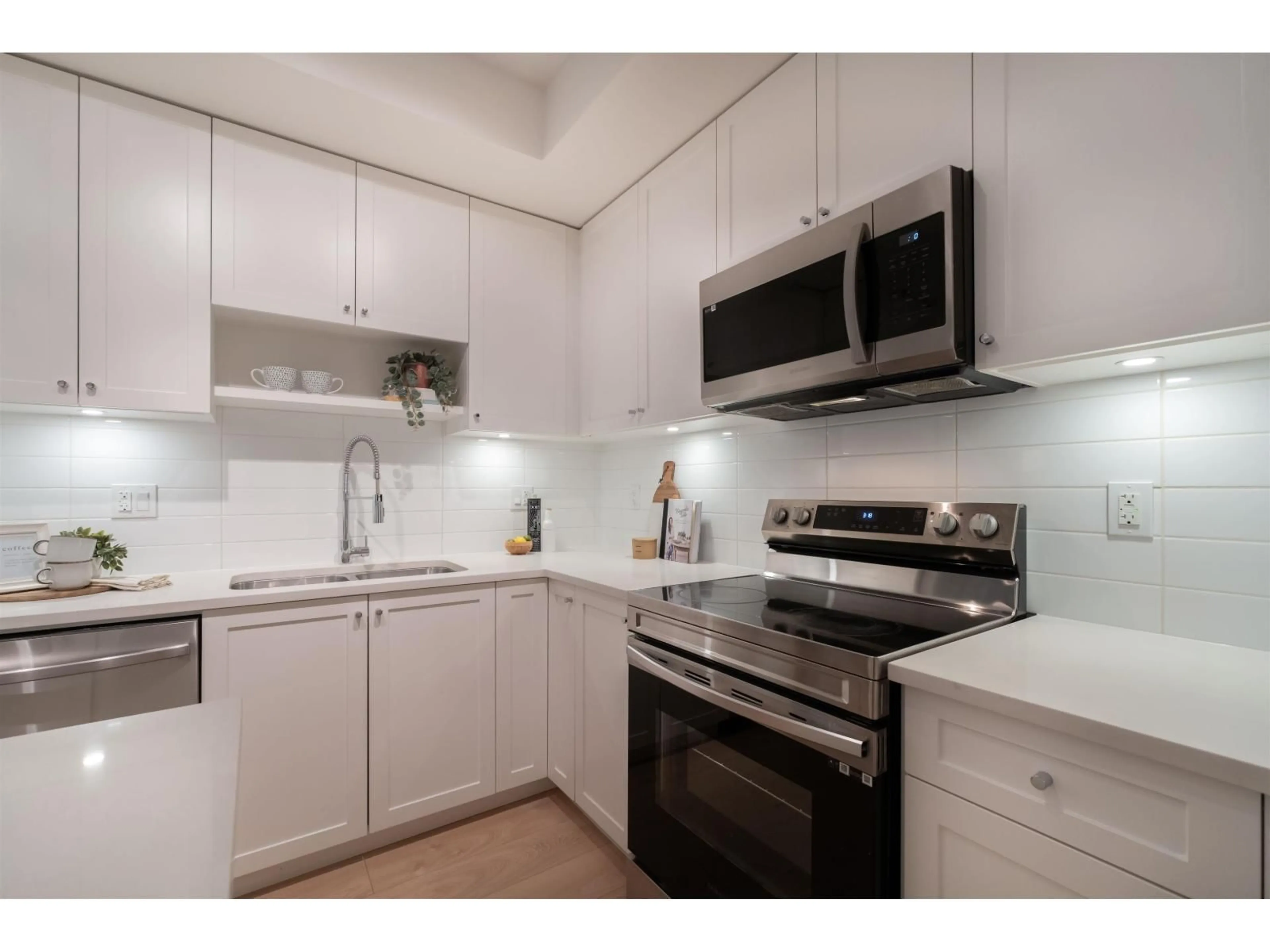 Standard kitchen, ceramic/tile floor for 113 - 15858 FRASER HIGHWAY, Surrey British Columbia V4N6X4