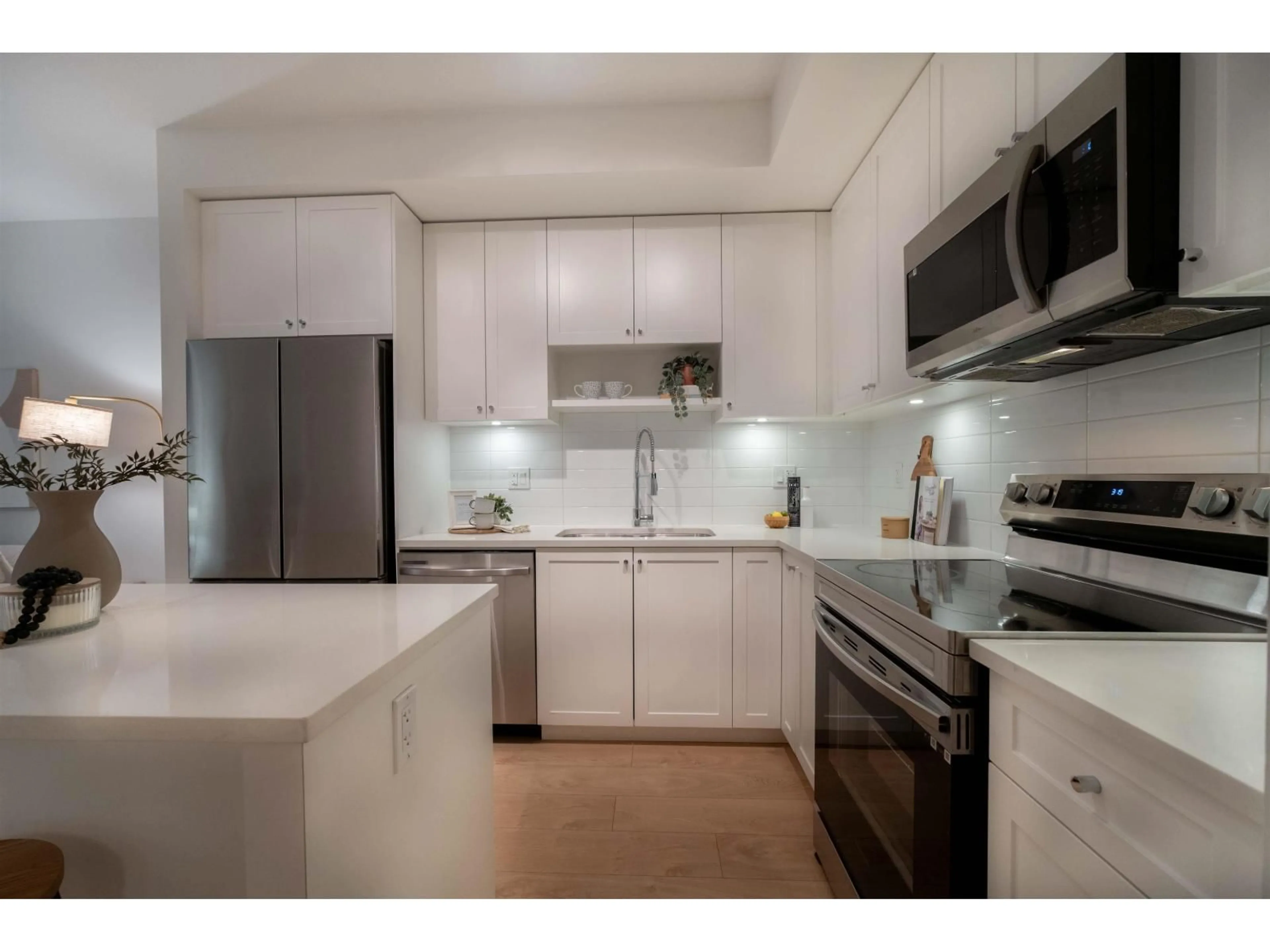 Standard kitchen, ceramic/tile floor for 113 - 15858 FRASER HIGHWAY, Surrey British Columbia V4N6X4