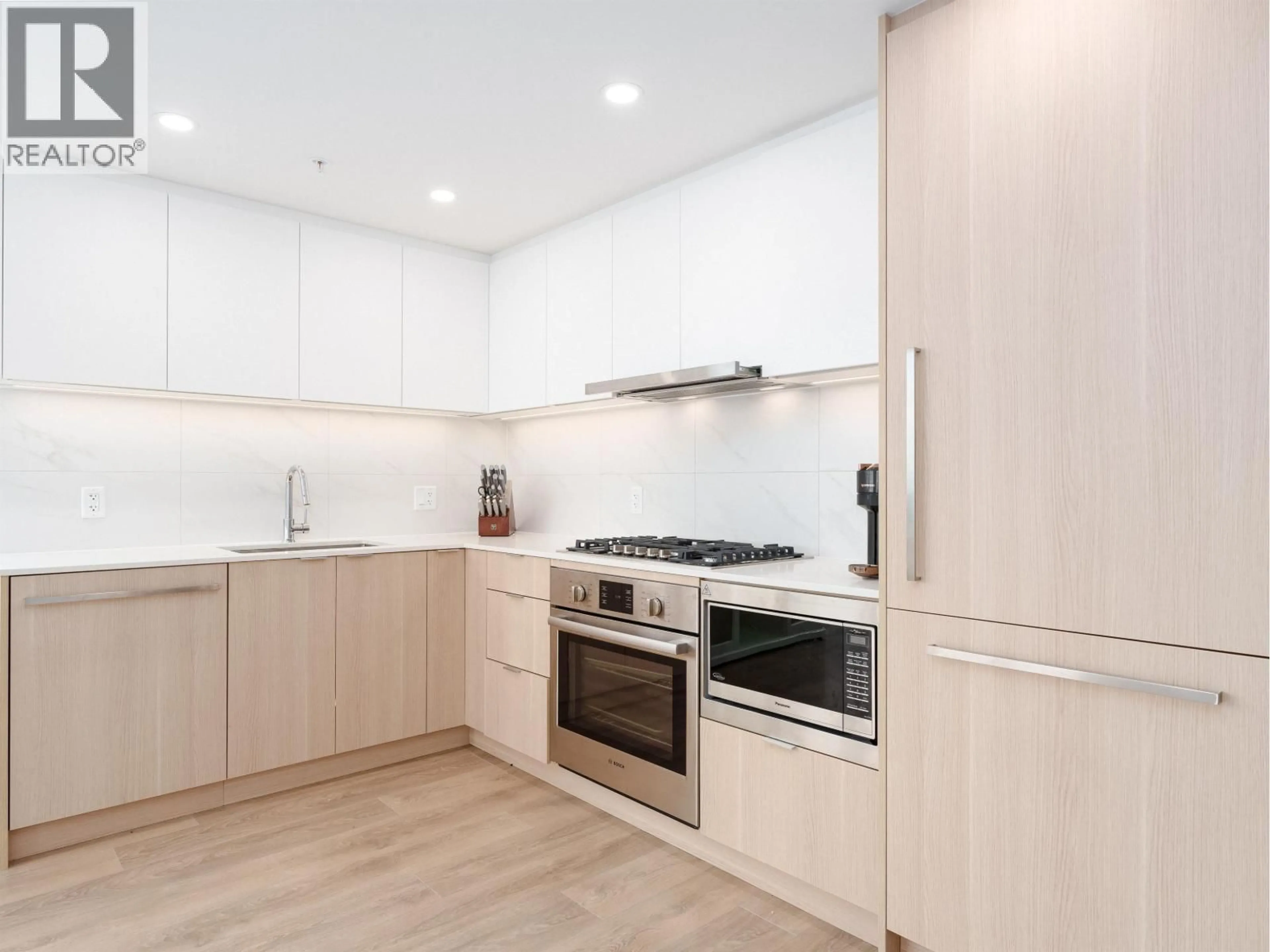 Standard kitchen, wood/laminate floor for 1809 - 318 ALDERSON AVENUE, Coquitlam British Columbia V3K0J1