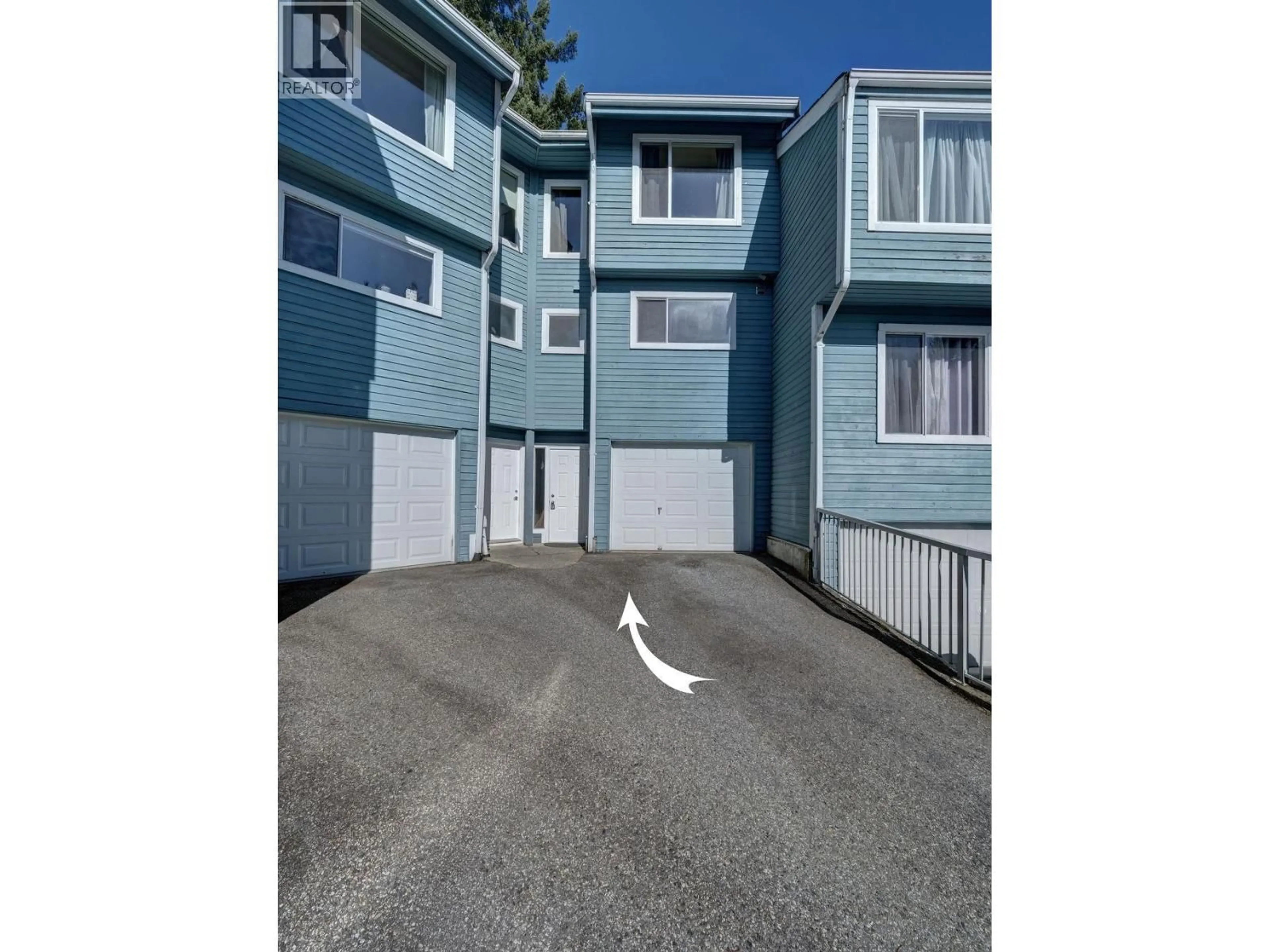 A pic from outside/outdoor area/front of a property/back of a property/a pic from drone, street for 5 - 822 GIBSONS WAY, Gibsons British Columbia V0N1V7