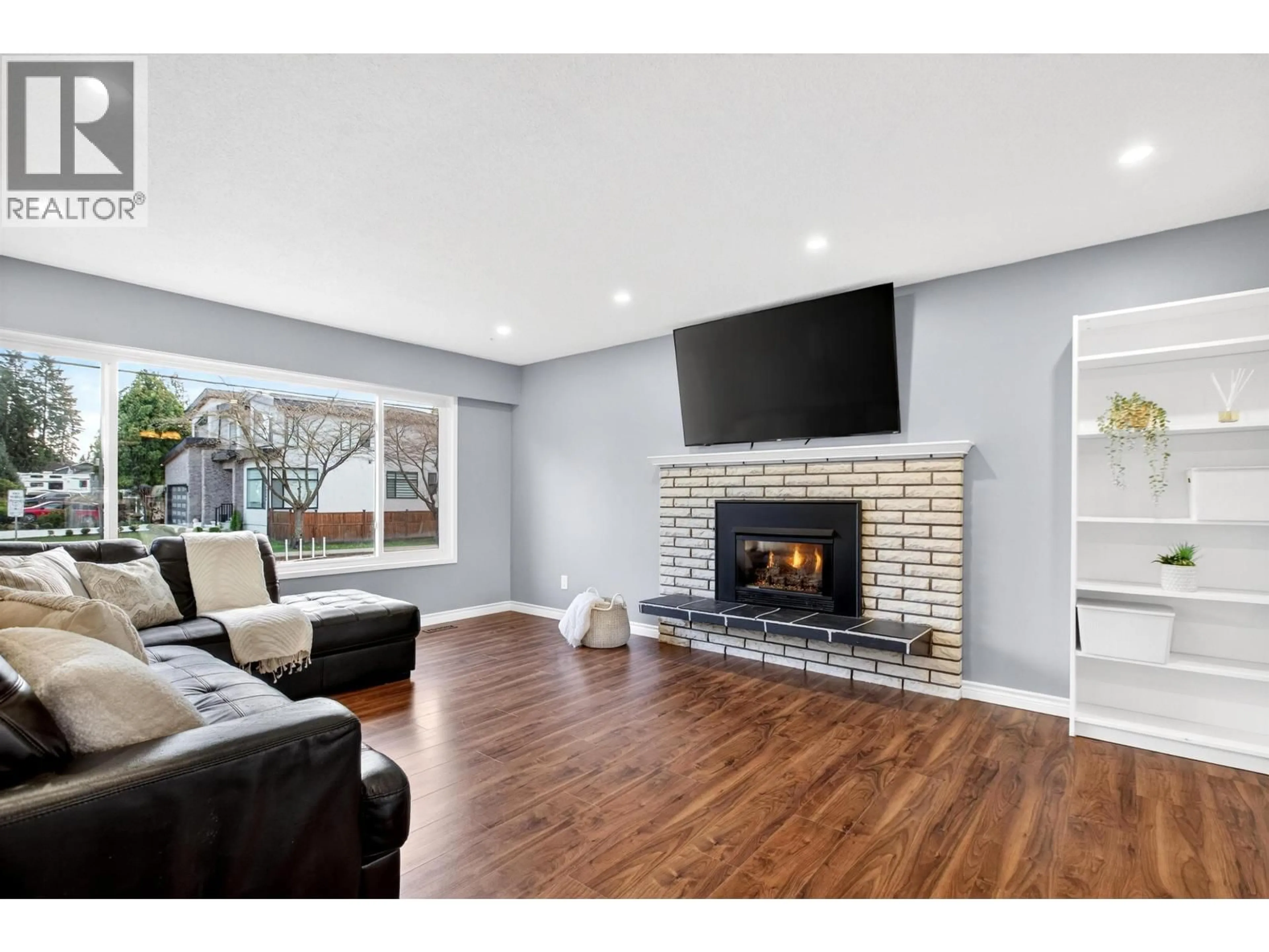 Living room with furniture, wood/laminate floor for 21875 124 AVENUE, Maple Ridge British Columbia V2X4J1