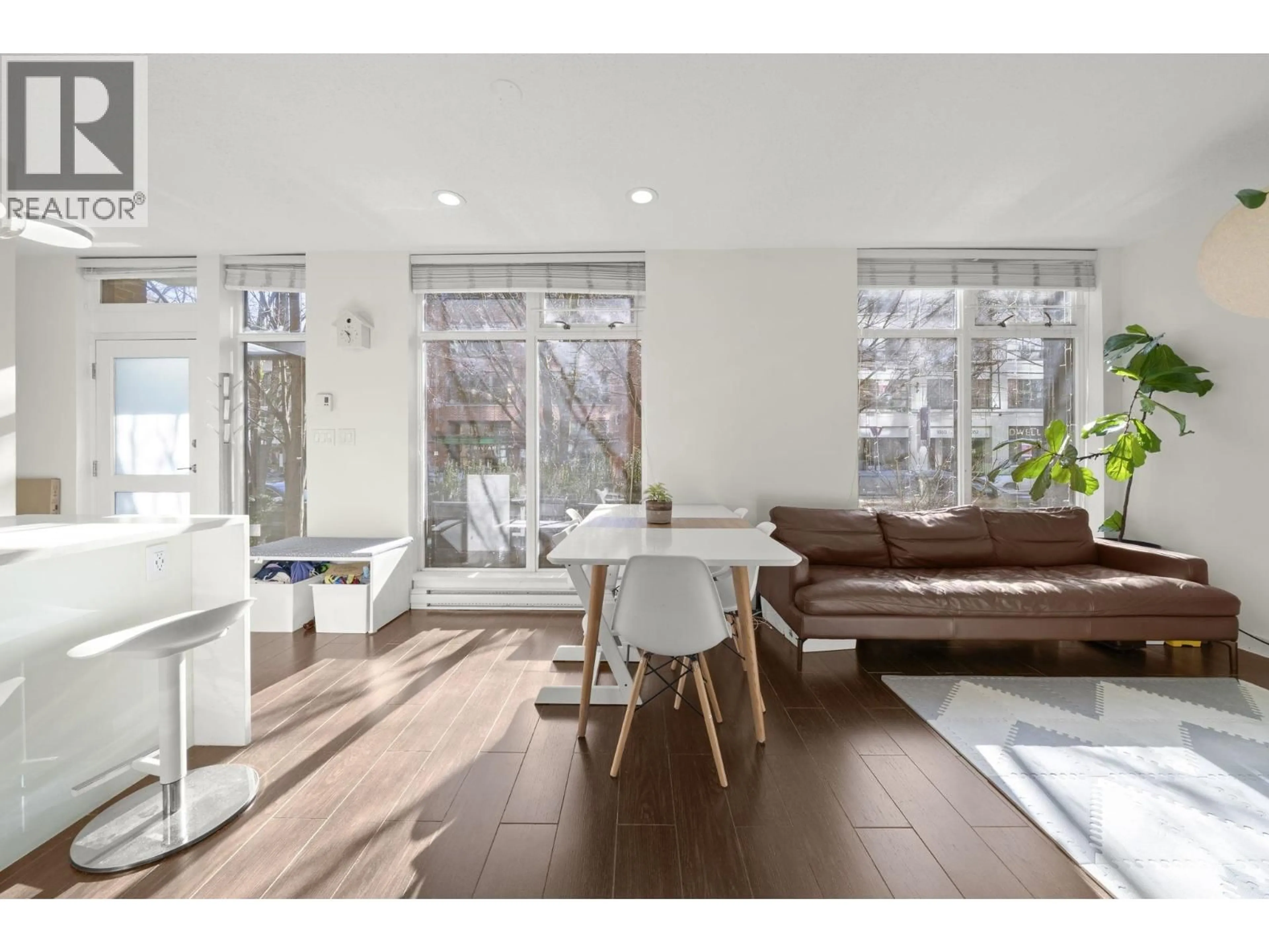 Living room with furniture, wood/laminate floor for 1053 HOMER STREET, Vancouver British Columbia V6B2X5