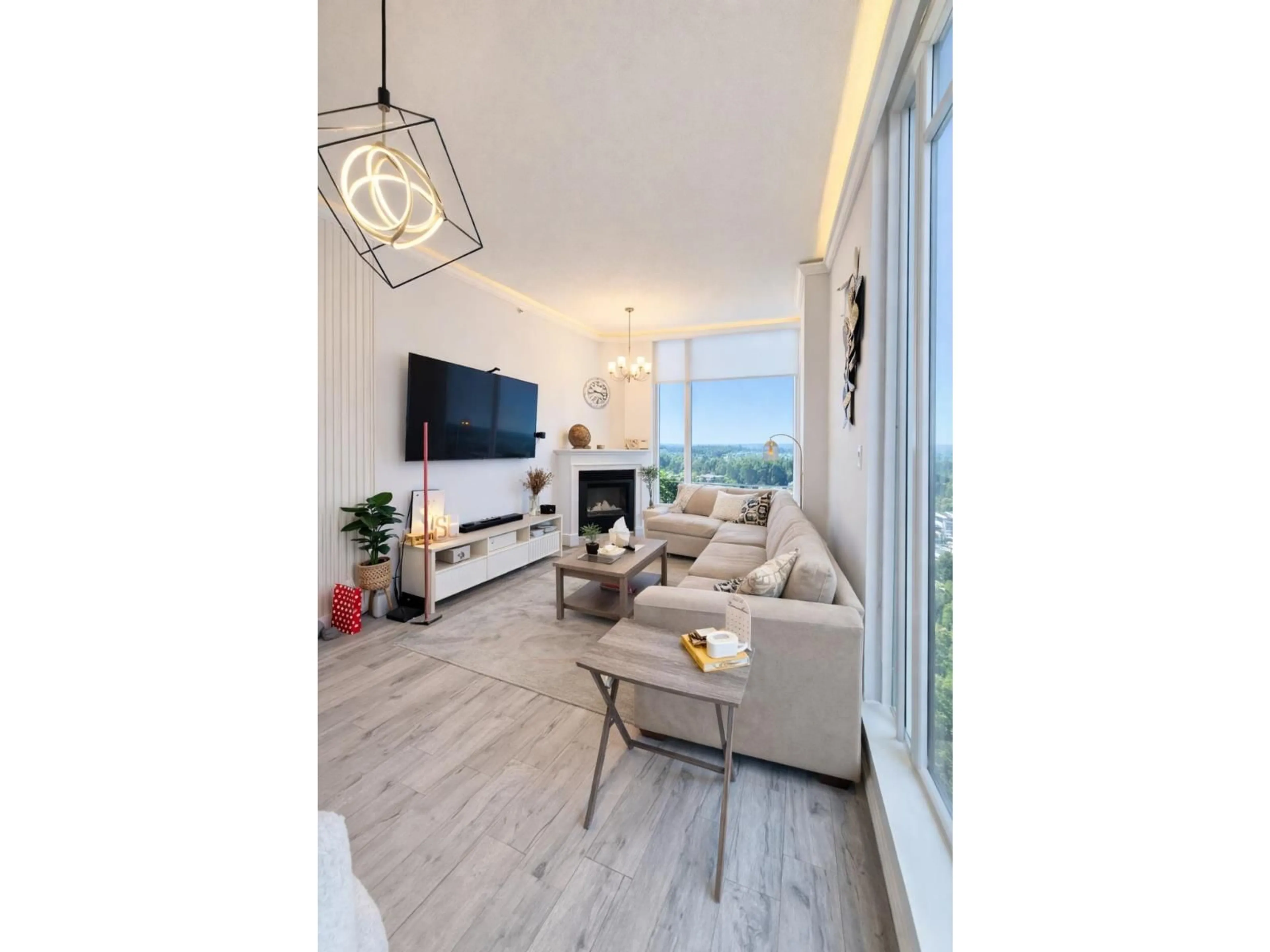 Living room with furniture, wood/laminate floor for PH4 - 14820 104 AVENUE, Surrey British Columbia V3R0V9