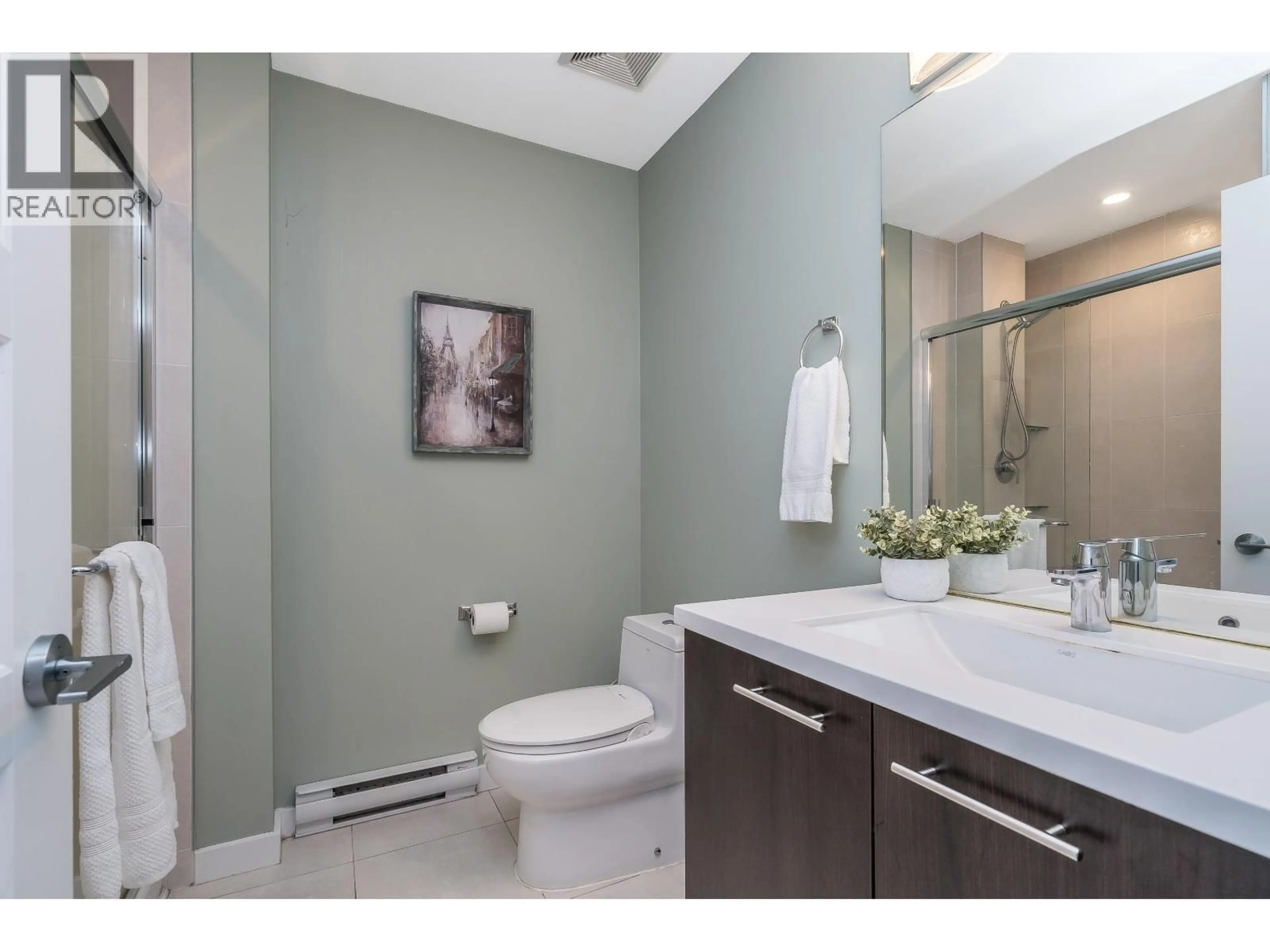 Contemporary bathroom, ceramic/tile floor for 4 - 22388 124 STREET, Maple Ridge British Columbia V2X4J5