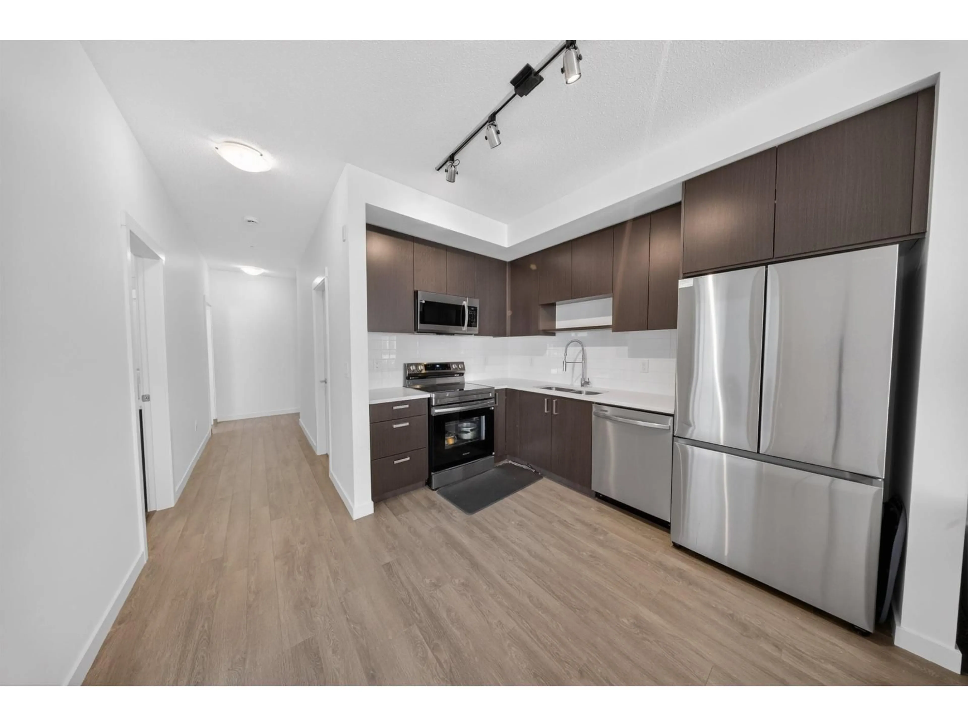 Standard kitchen, wood/laminate floor for B3-407 - 15777 85 AVENUE, Surrey British Columbia V3R1N9
