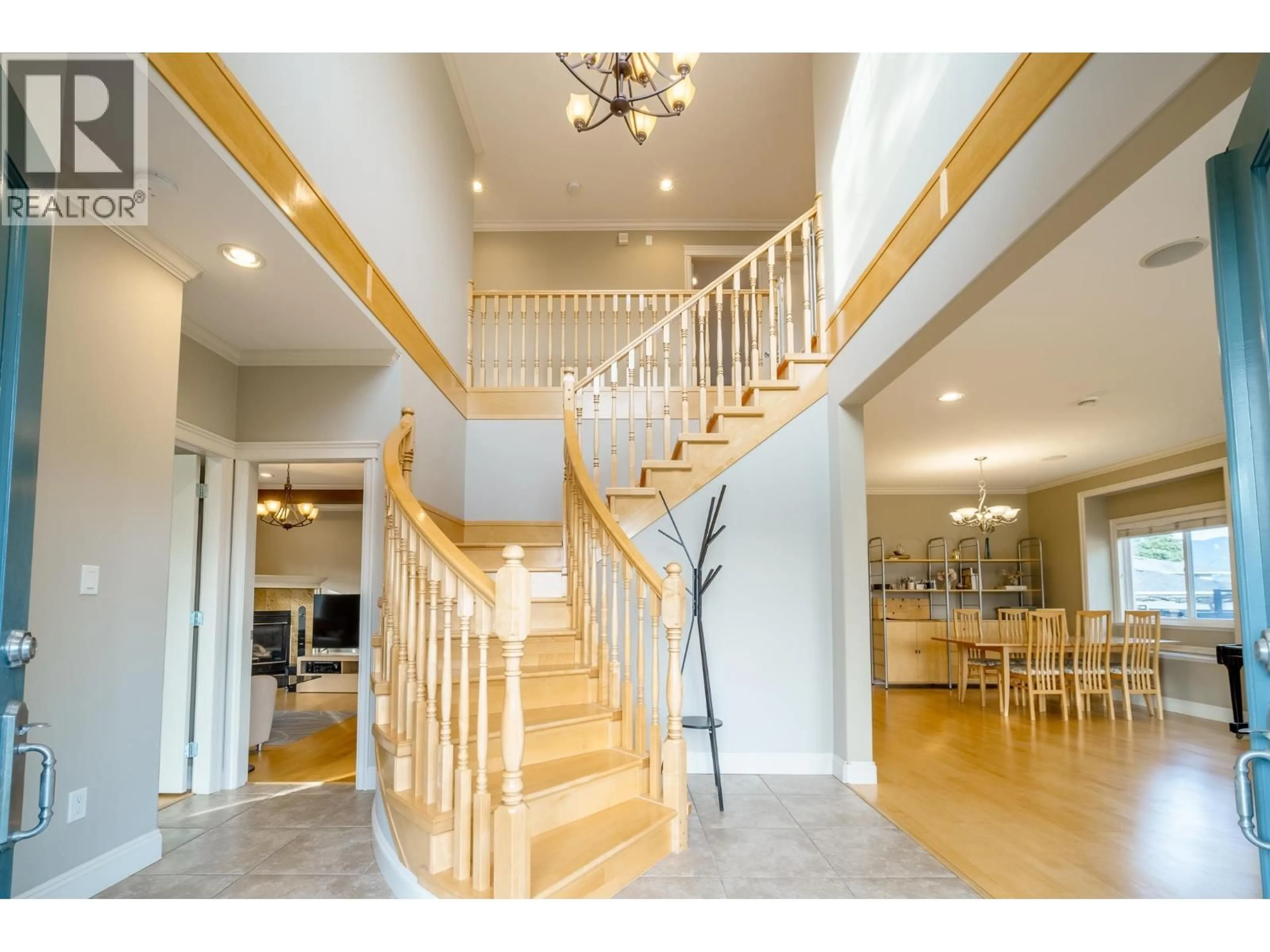 Indoor foyer for 6549 DUNNEDIN STREET, Burnaby British Columbia V5B1Y7
