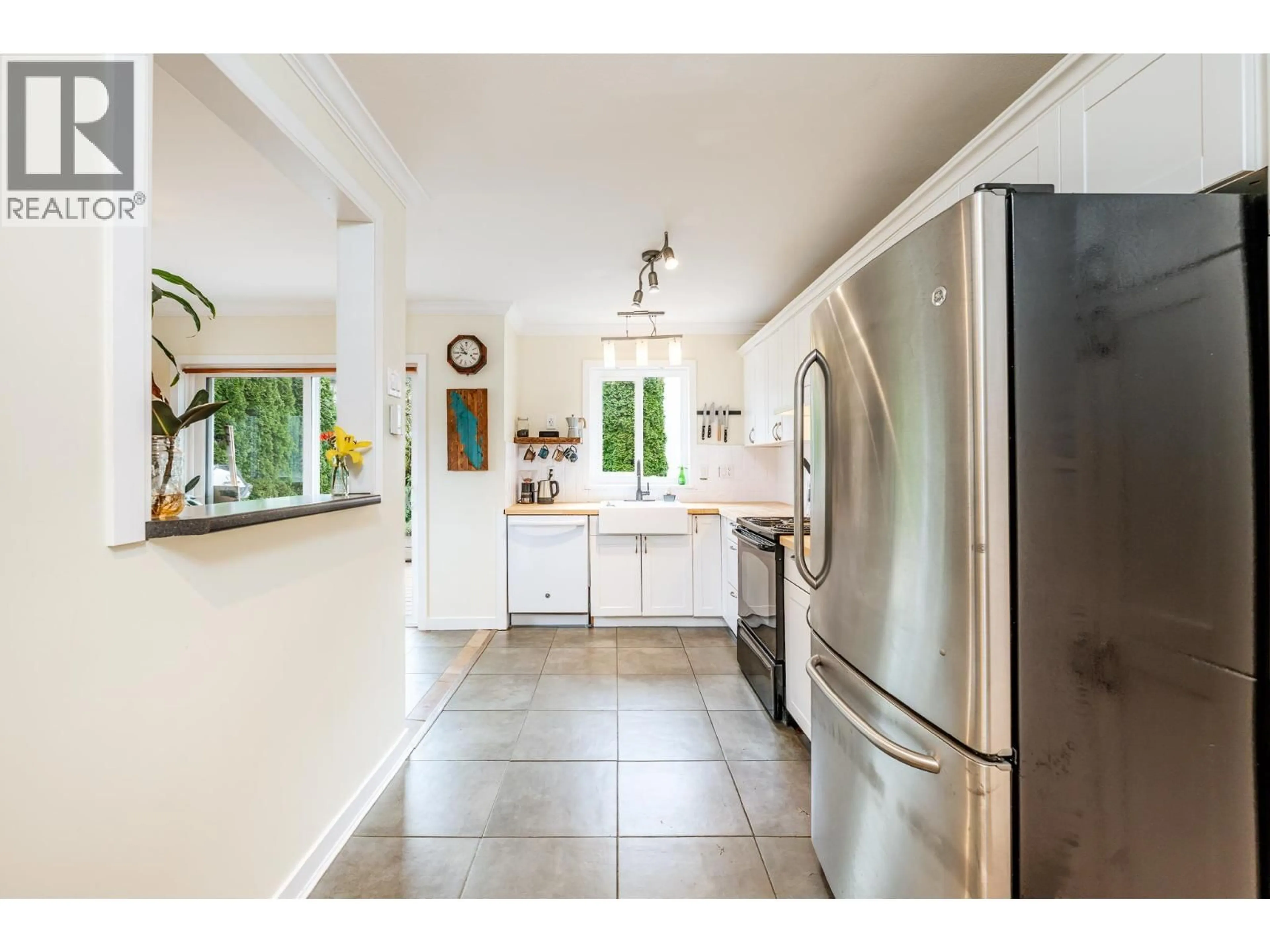 Open concept kitchen, ceramic/tile floor for 1 - 38468 WILSON CRESCENT, Squamish British Columbia V8B0B8