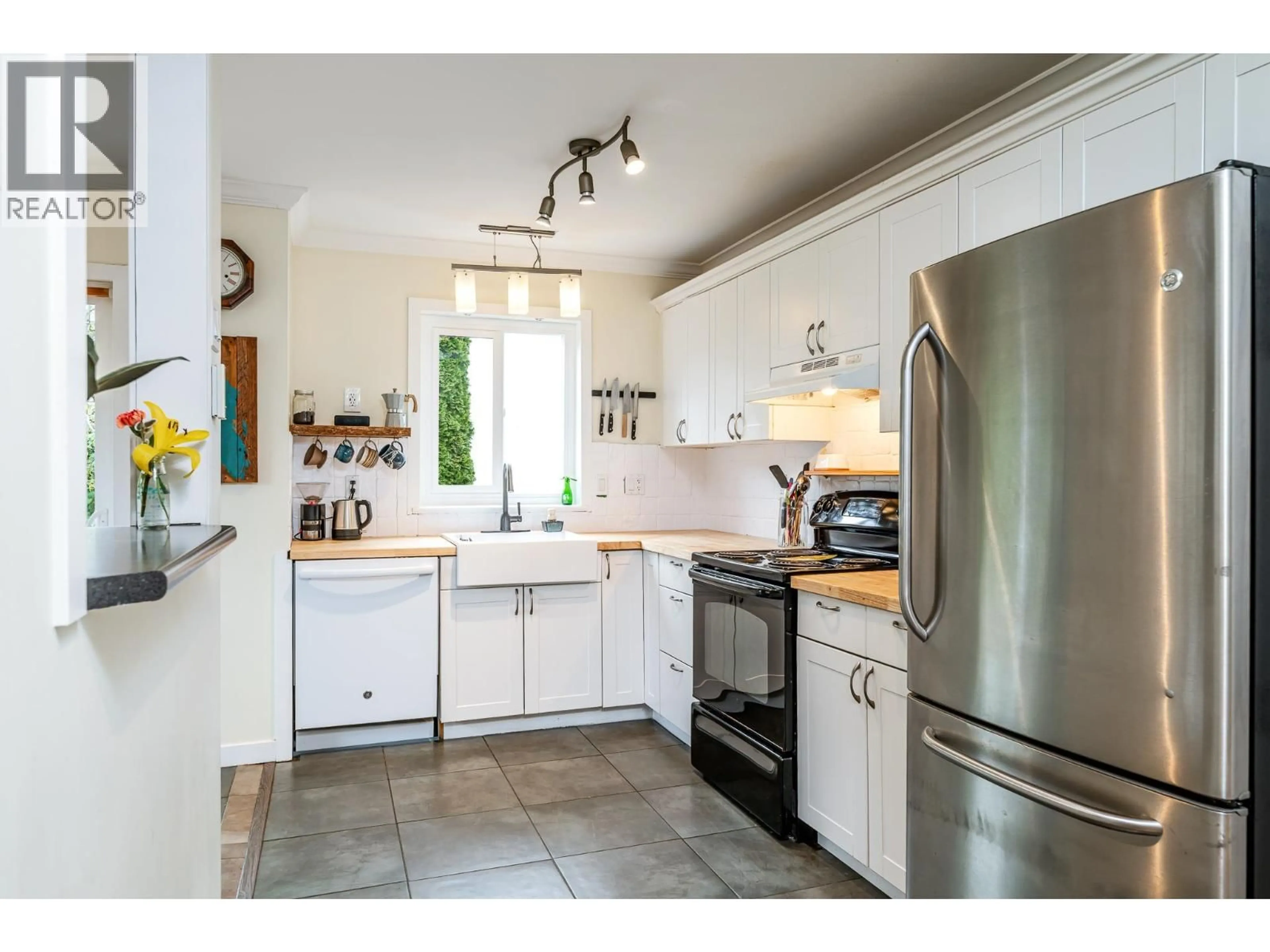 Open concept kitchen, ceramic/tile floor for 1 - 38468 WILSON CRESCENT, Squamish British Columbia V8B0B8