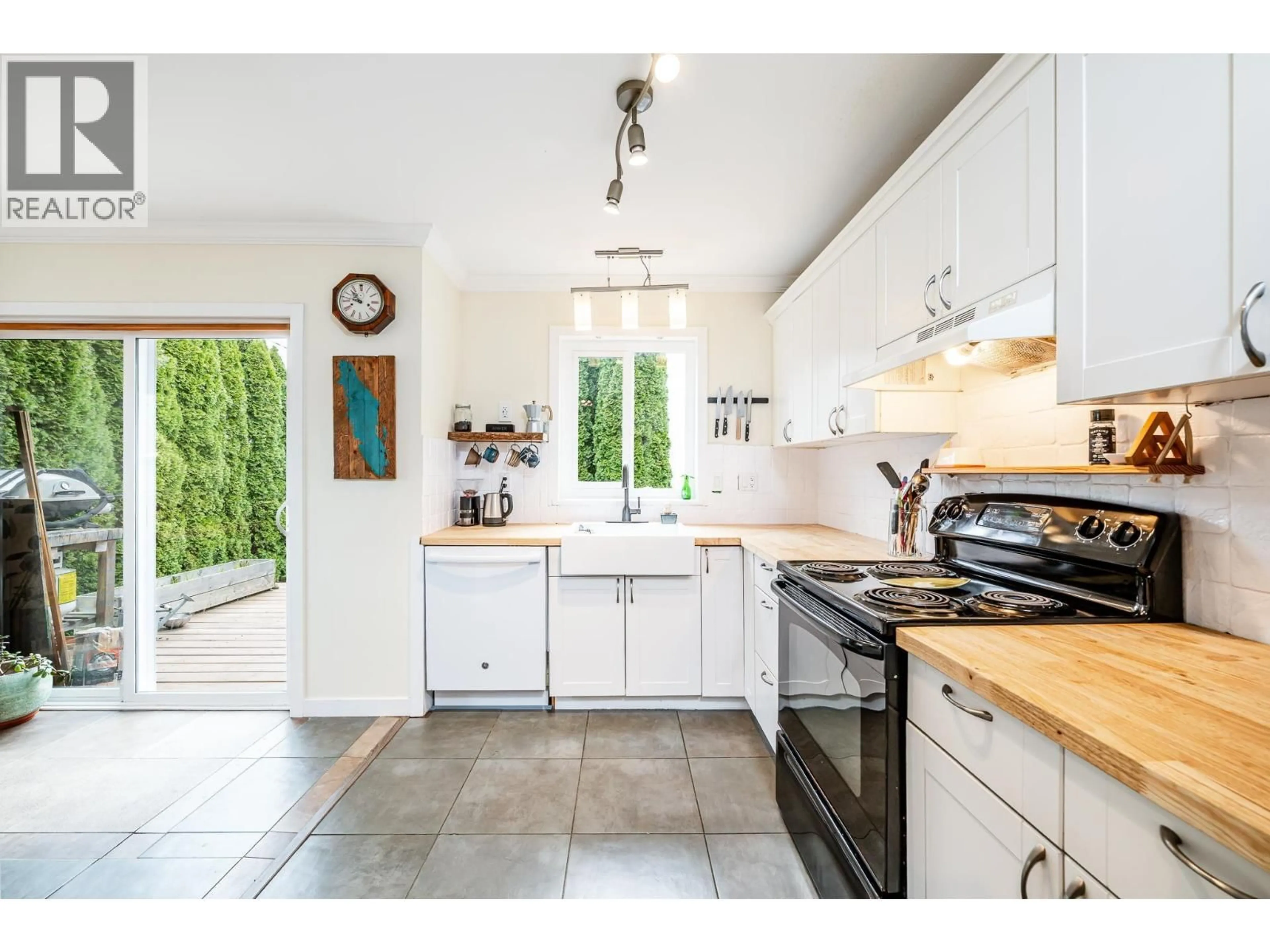 Open concept kitchen, ceramic/tile floor for 1 - 38468 WILSON CRESCENT, Squamish British Columbia V8B0B8