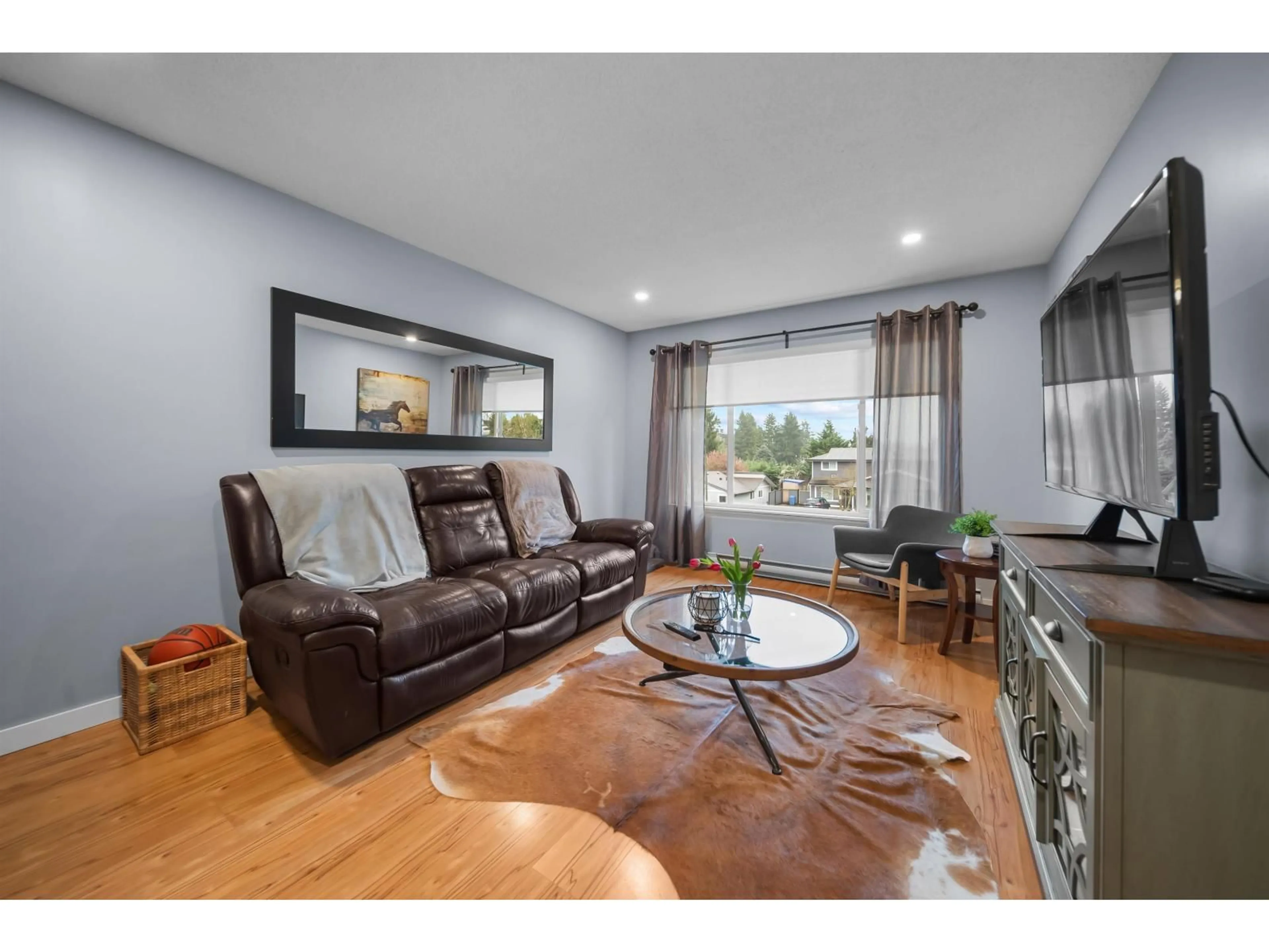 Living room with furniture, wood/laminate floor for 2731 SANDON DRIVE, Abbotsford British Columbia V2S7J3