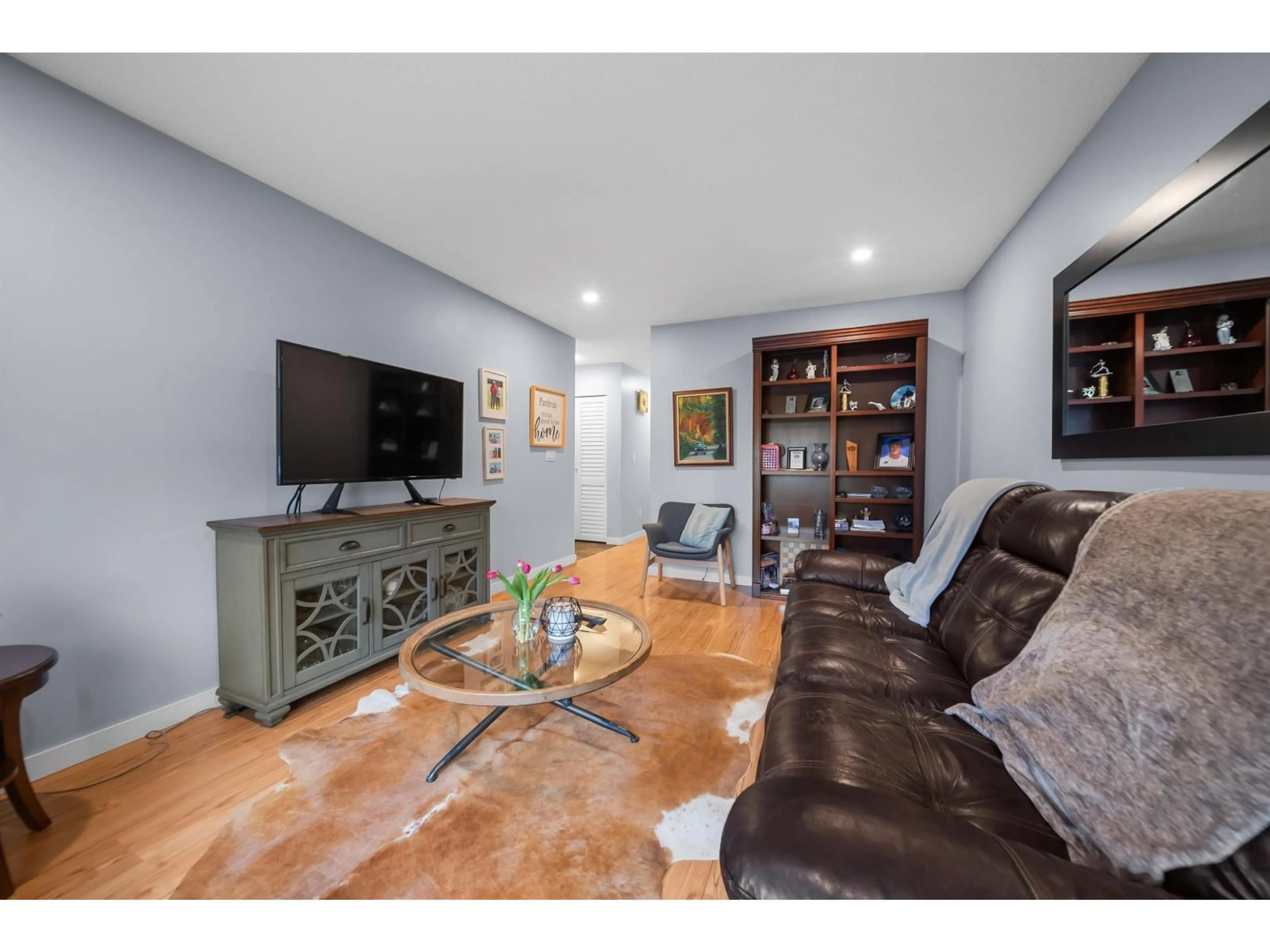 Living room with furniture, unknown for 2731 SANDON DRIVE, Abbotsford British Columbia V2S7J3