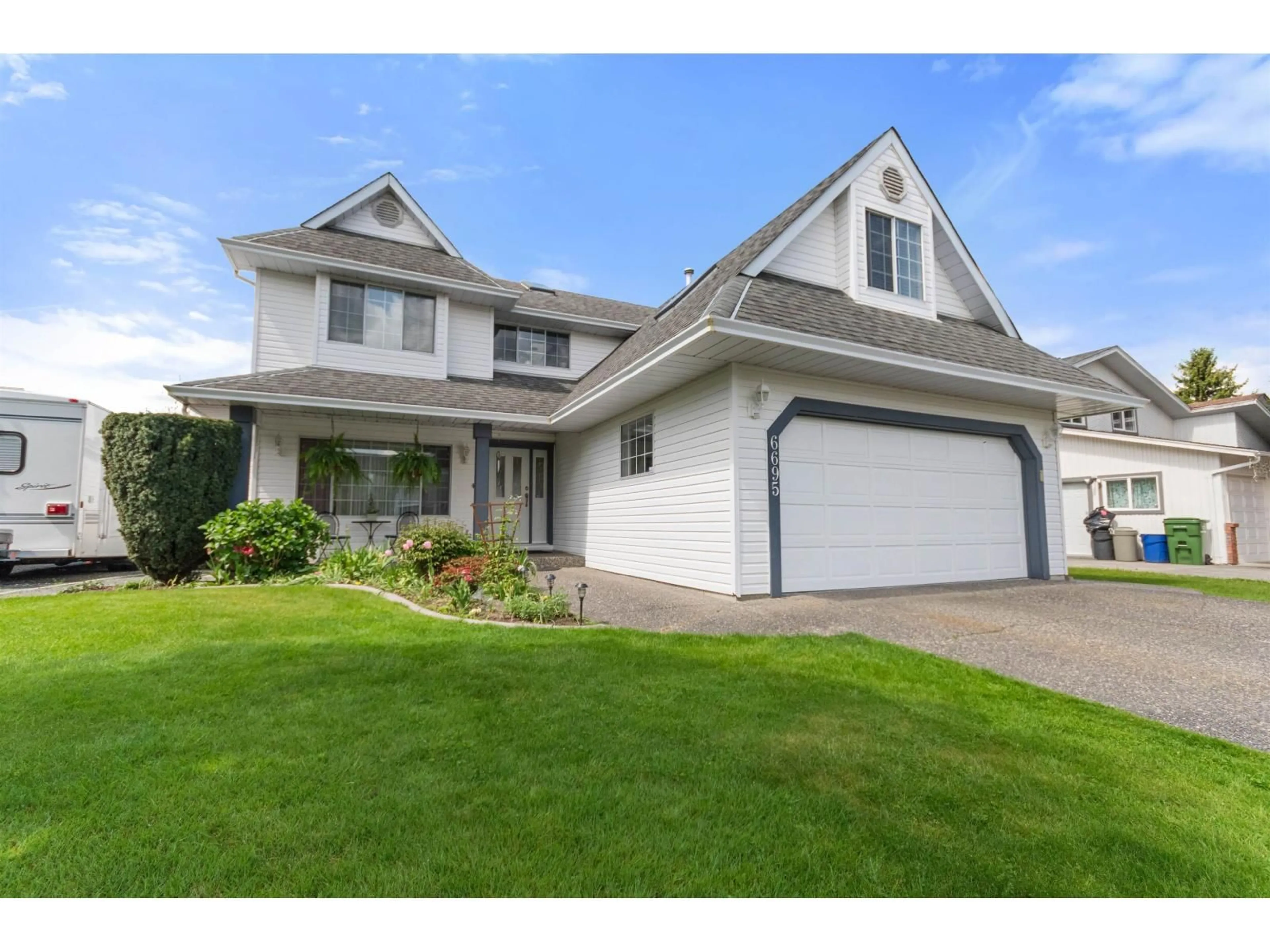 Home with vinyl exterior material, street for 6695 BEAUFORT ROAD, Chilliwack British Columbia V2R2C5