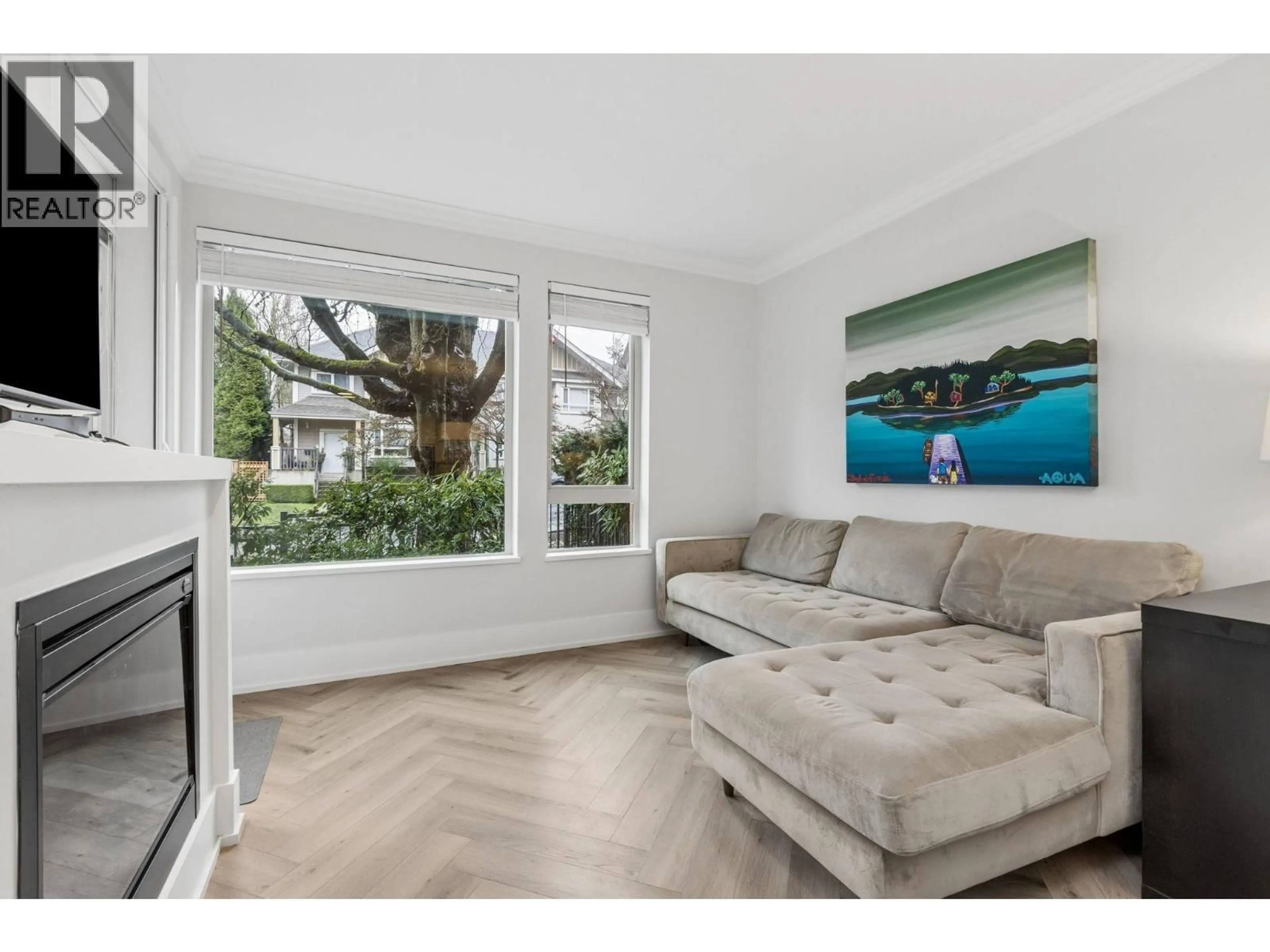 Living room with furniture, unknown for 107 - 159 22ND STREET, North Vancouver British Columbia V7M0B6