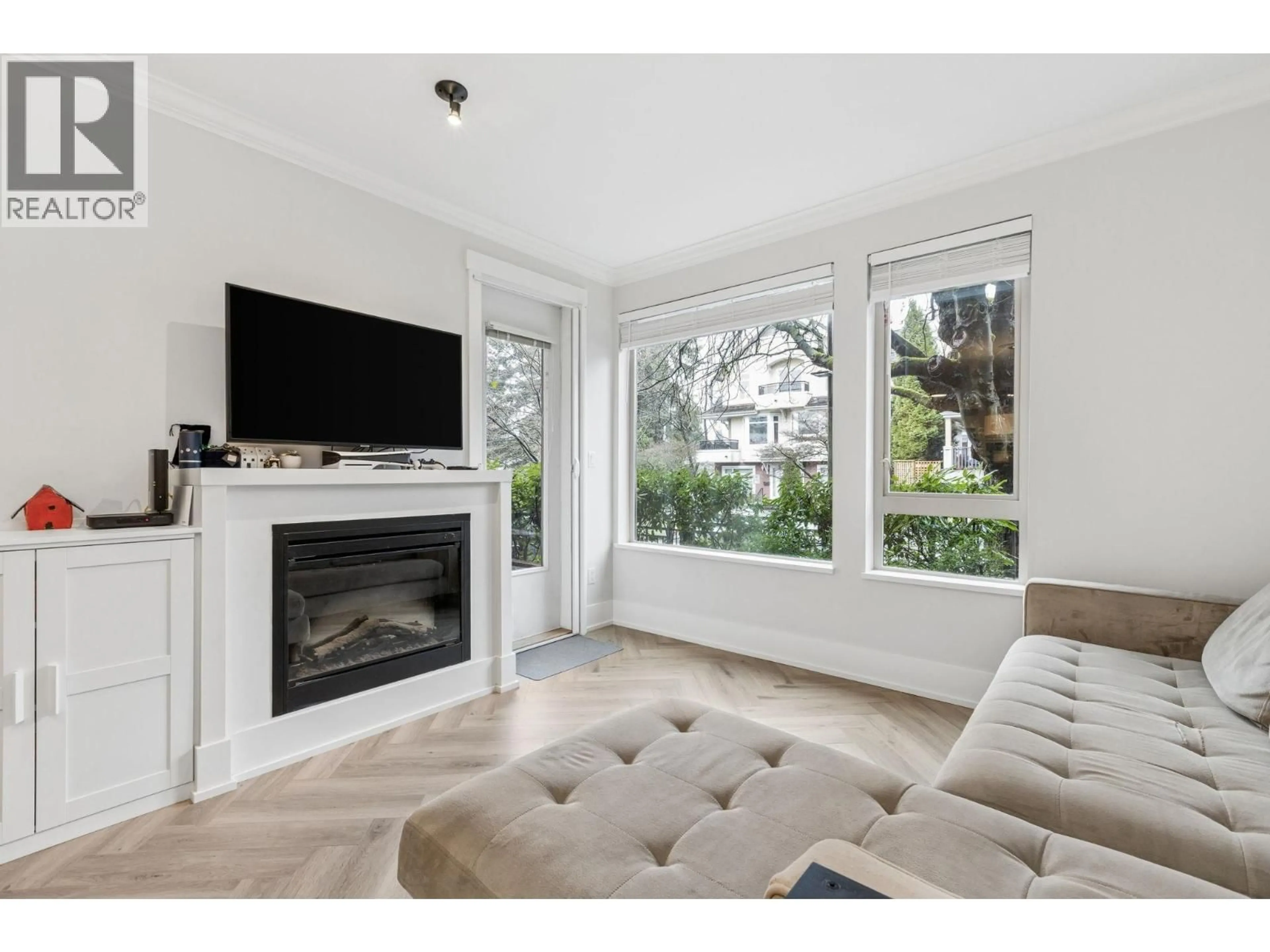 Living room with furniture, unknown for 107 - 159 22ND STREET, North Vancouver British Columbia V7M0B6