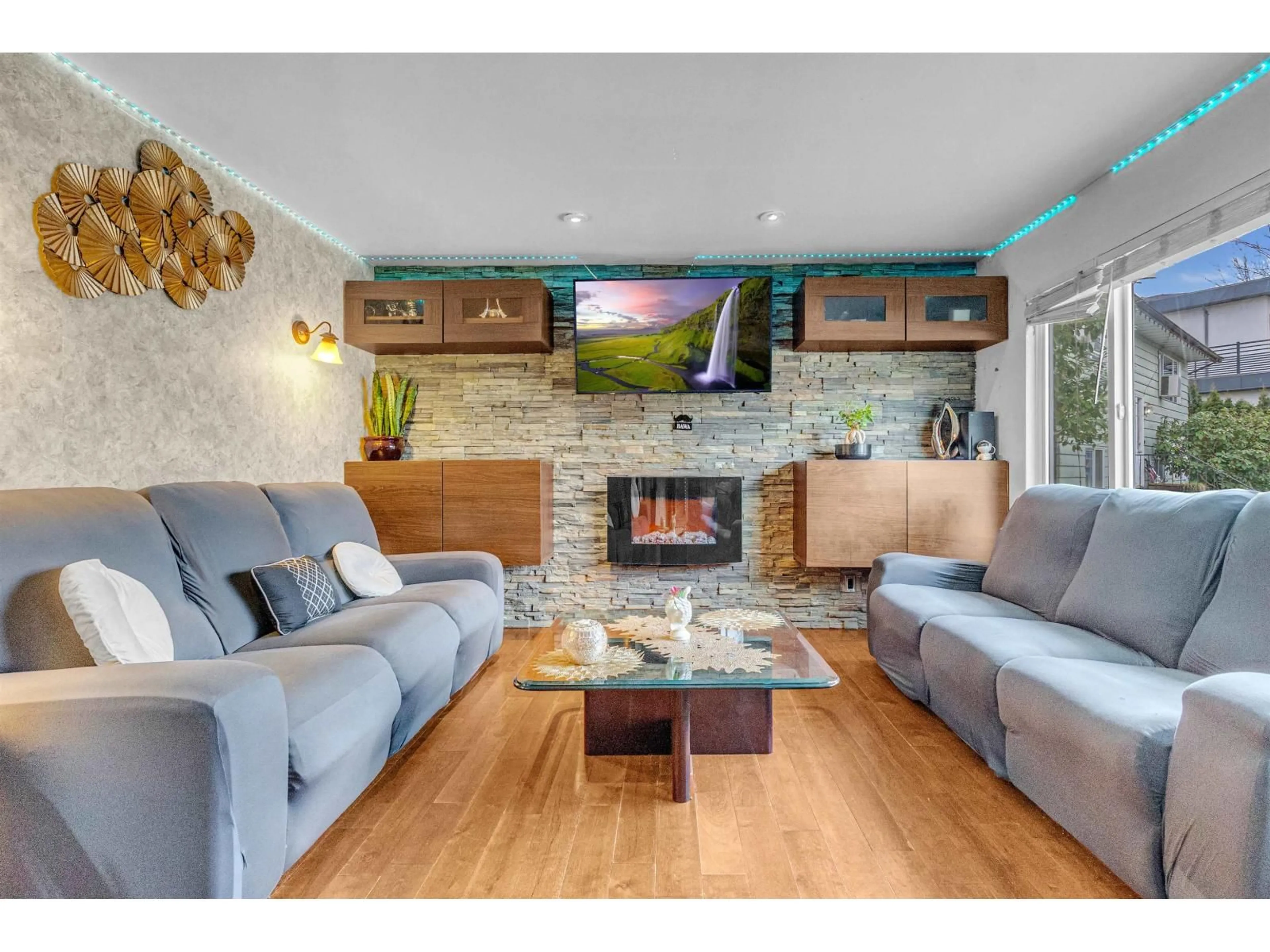 Living room with furniture, wood/laminate floor for 18296 BAYARD PLACE, Surrey British Columbia V3S5C4