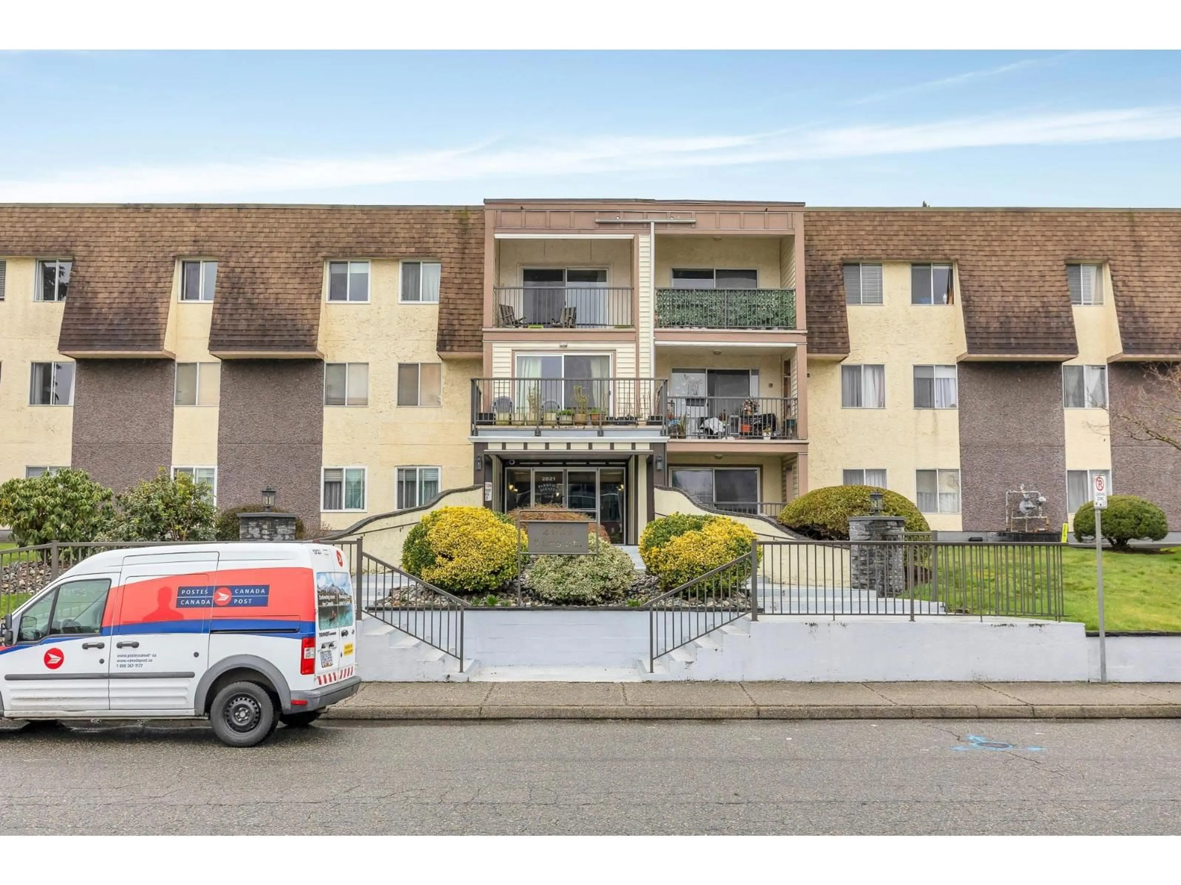 A pic from outside/outdoor area/front of a property/back of a property/a pic from drone, unknown for 347 - 2821 TIMS STREET, Abbotsford British Columbia V2T4B1