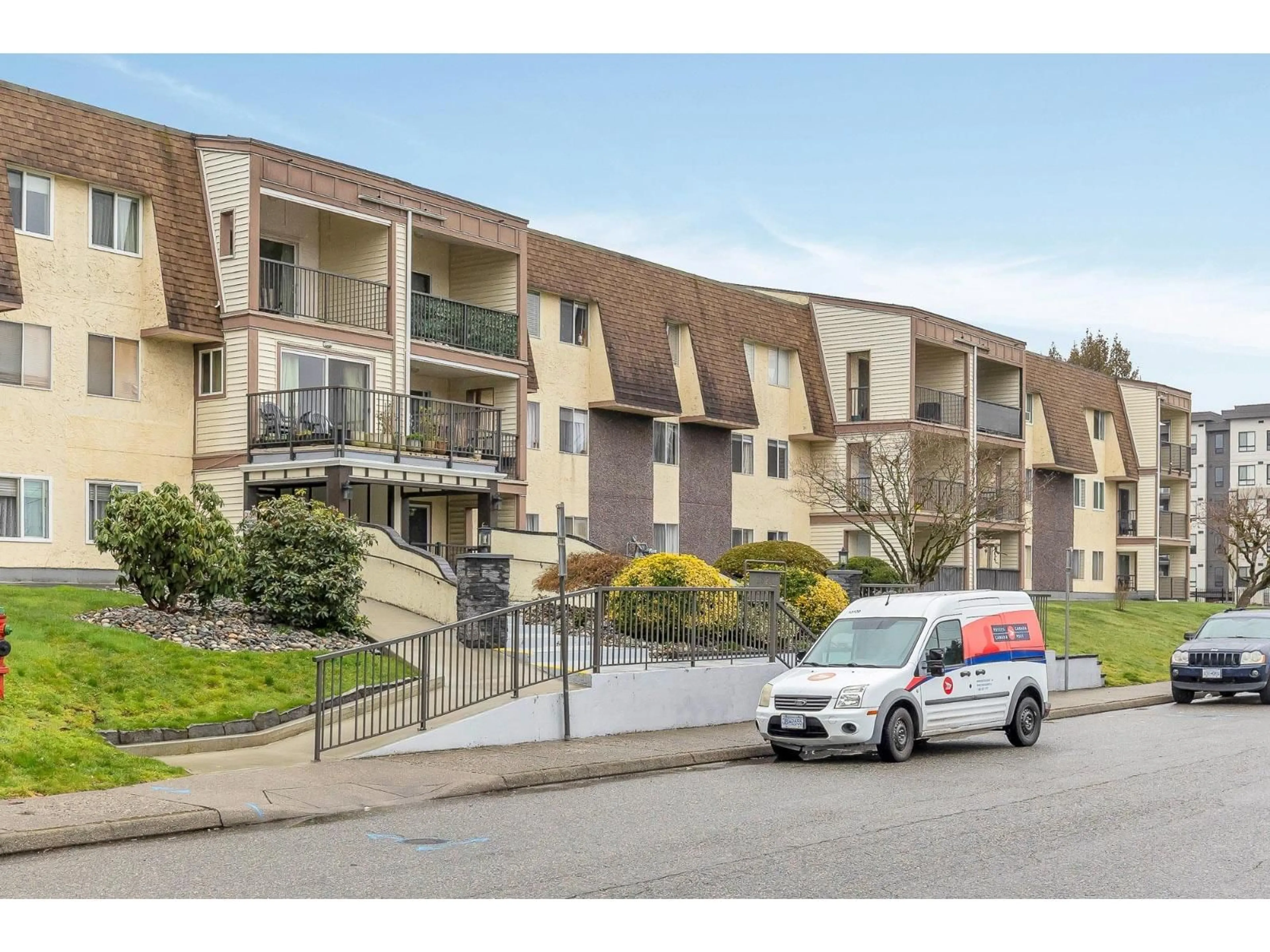 A pic from outside/outdoor area/front of a property/back of a property/a pic from drone, street for 347 - 2821 TIMS STREET, Abbotsford British Columbia V2T4B1