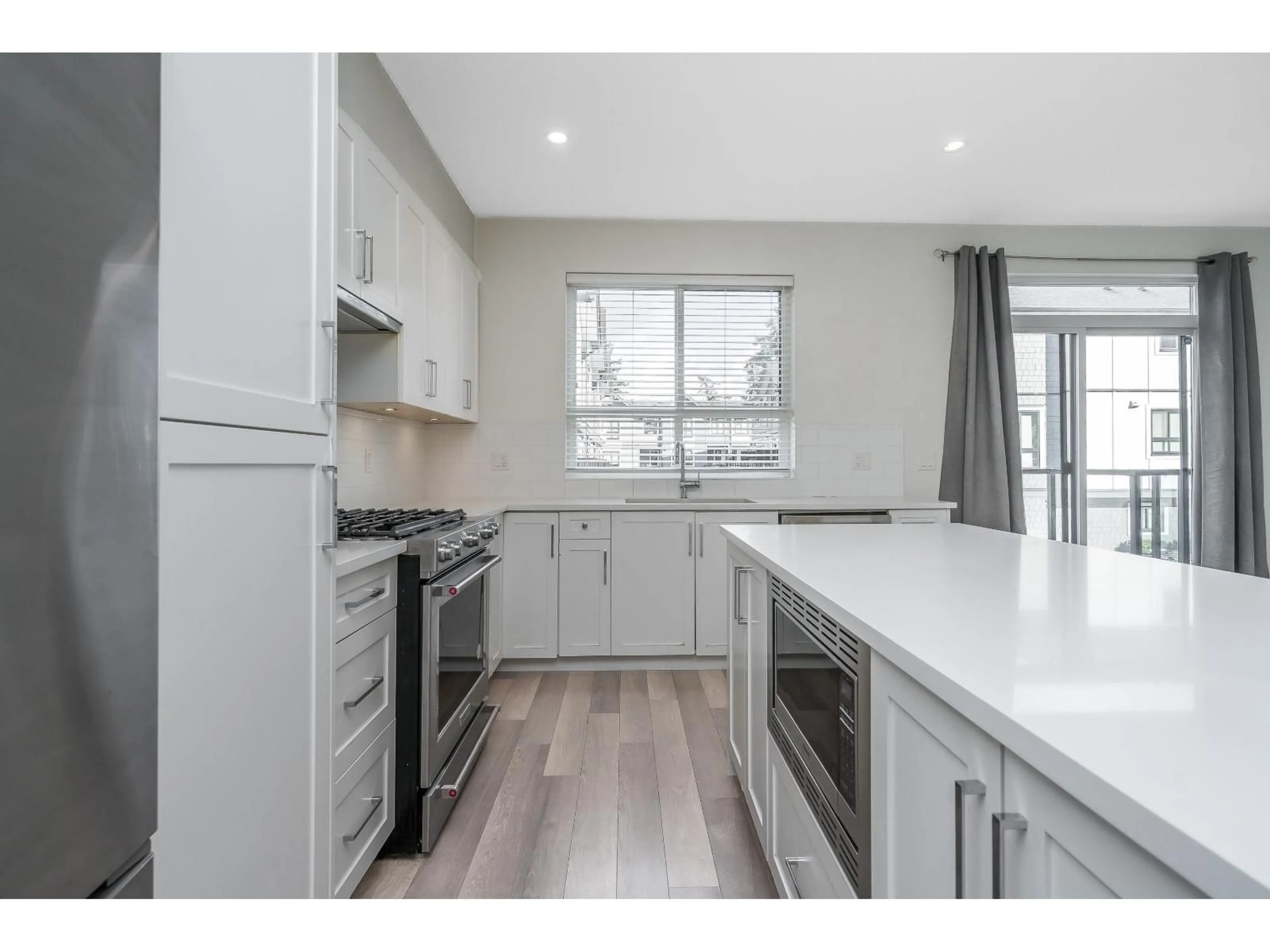 Open concept kitchen, wood/laminate floor for 33 - 16760 25 AVENUE, Surrey British Columbia V3Z0W4