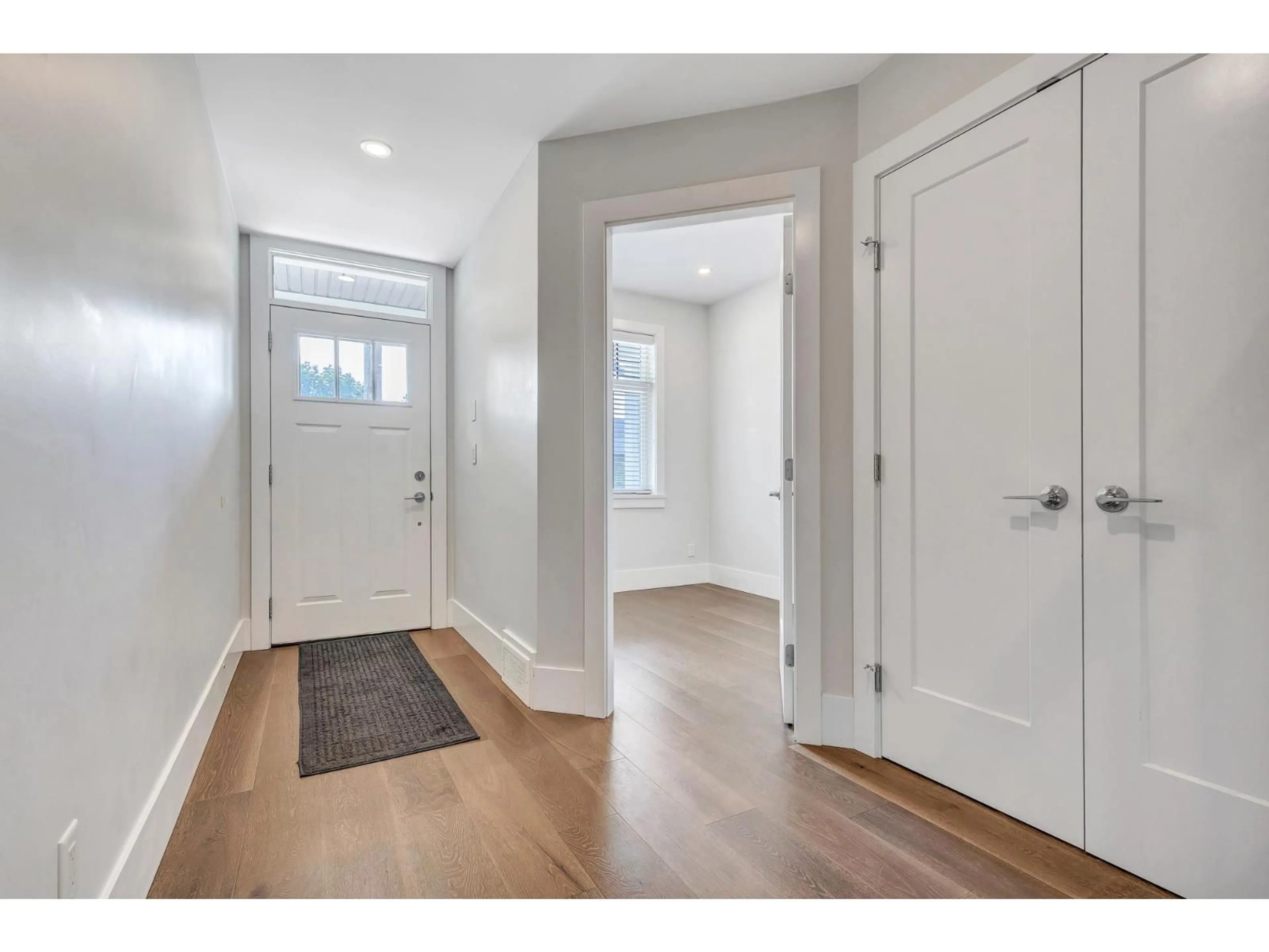 Indoor entryway for 34645 3RD AVENUE, Abbotsford British Columbia V2S8B9