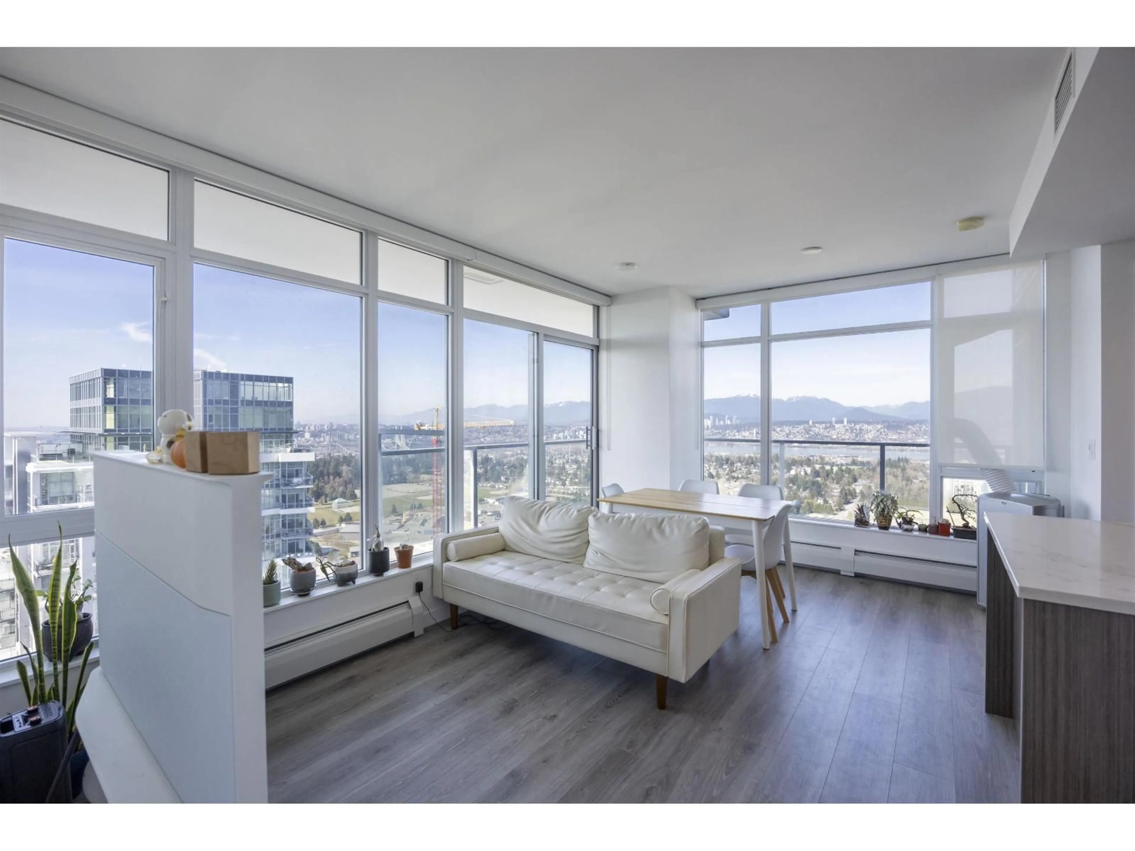 Living room with furniture, unknown for 3802 - 13350 CENTRAL AVENUE, Surrey British Columbia V3T0S1