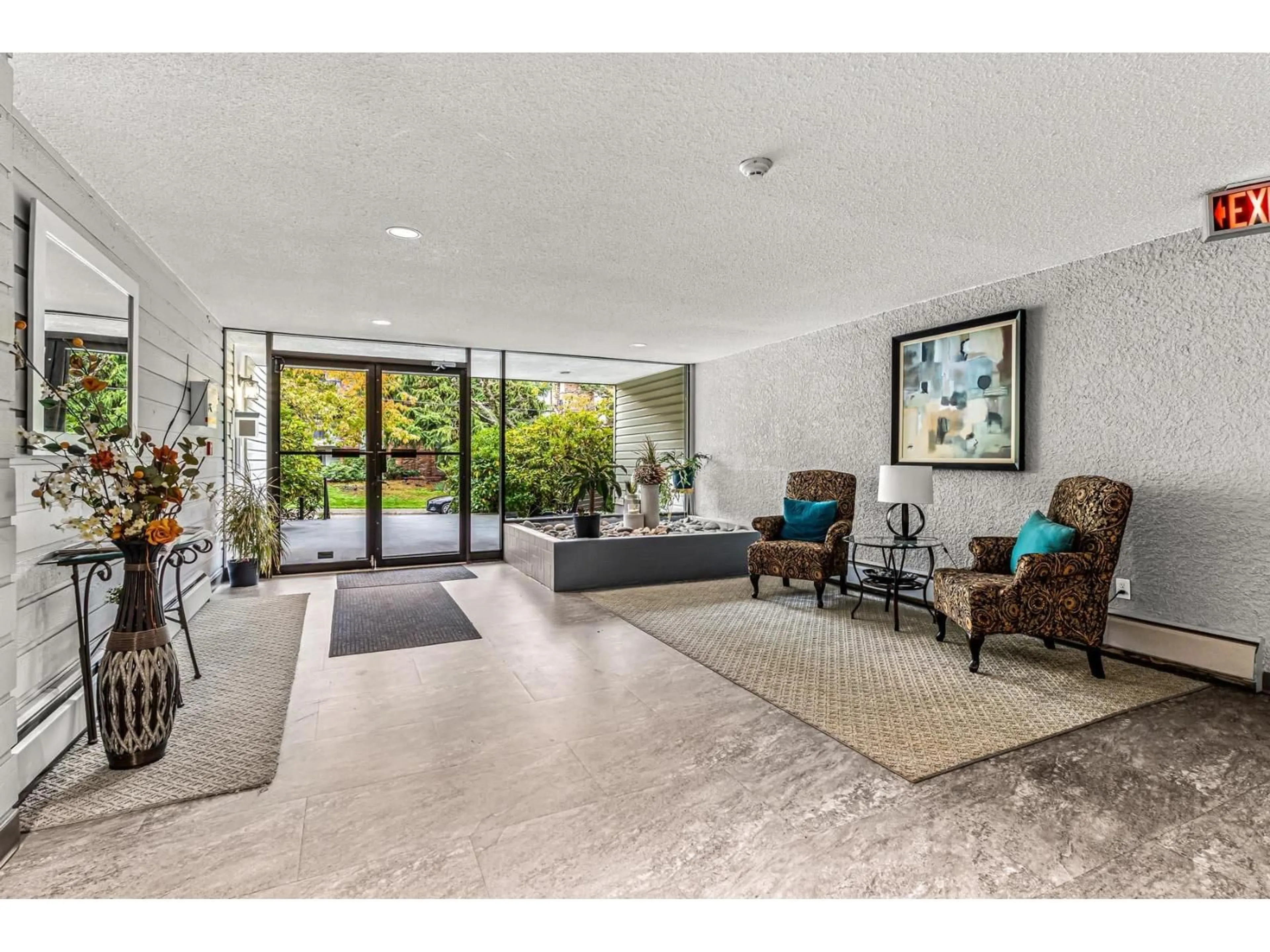 Indoor foyer for 103 - 1555 FIR STREET, White Rock British Columbia V4B4B6