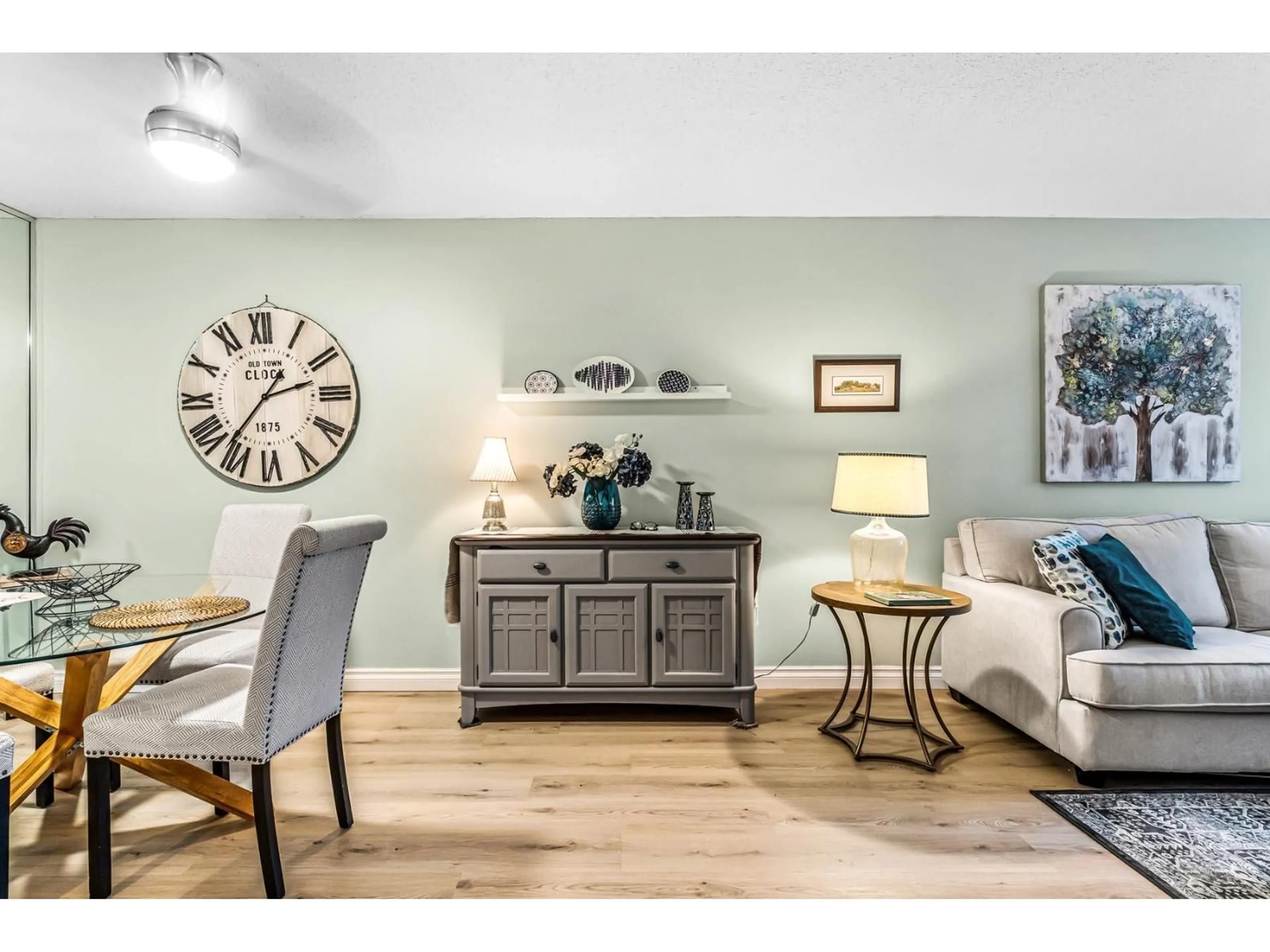 Living room with furniture, wood/laminate floor for 103 - 1555 FIR STREET, White Rock British Columbia V4B4B6