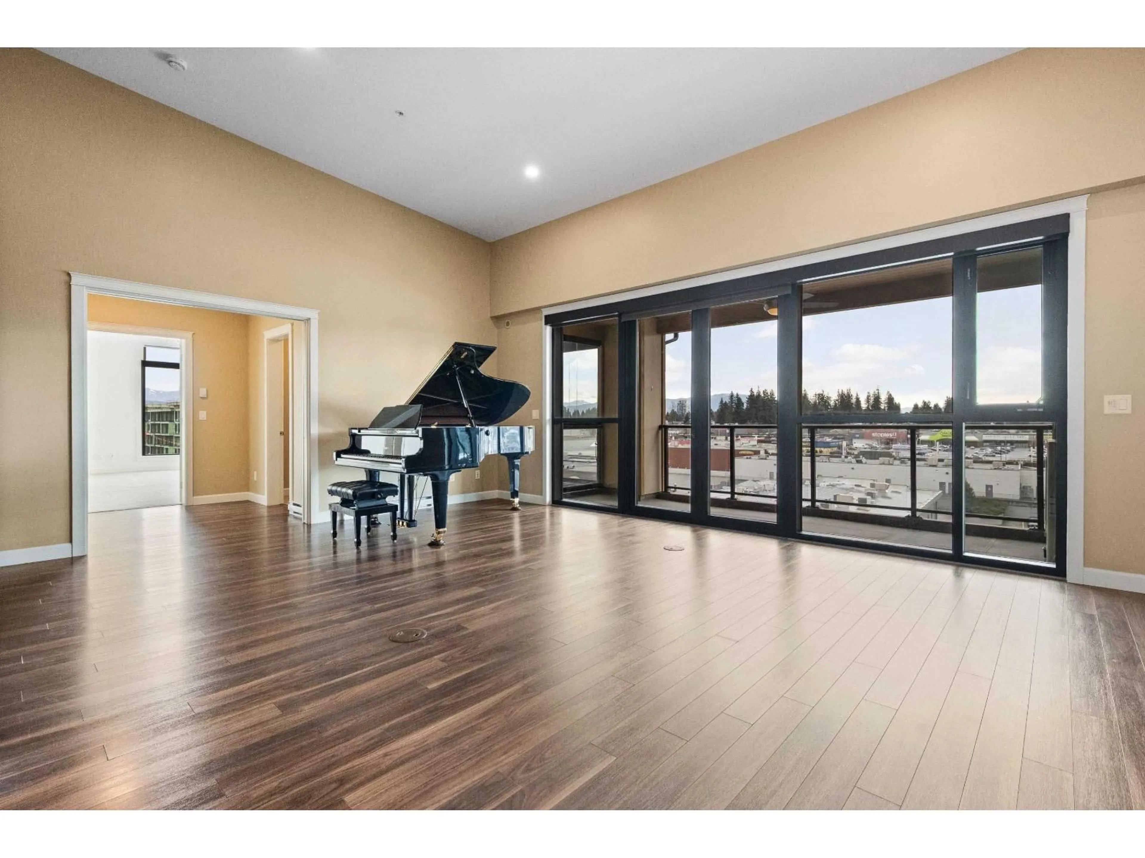 Indoor foyer for 621 - 2860 TRETHEWEY STREET, Abbotsford British Columbia V2T0G5