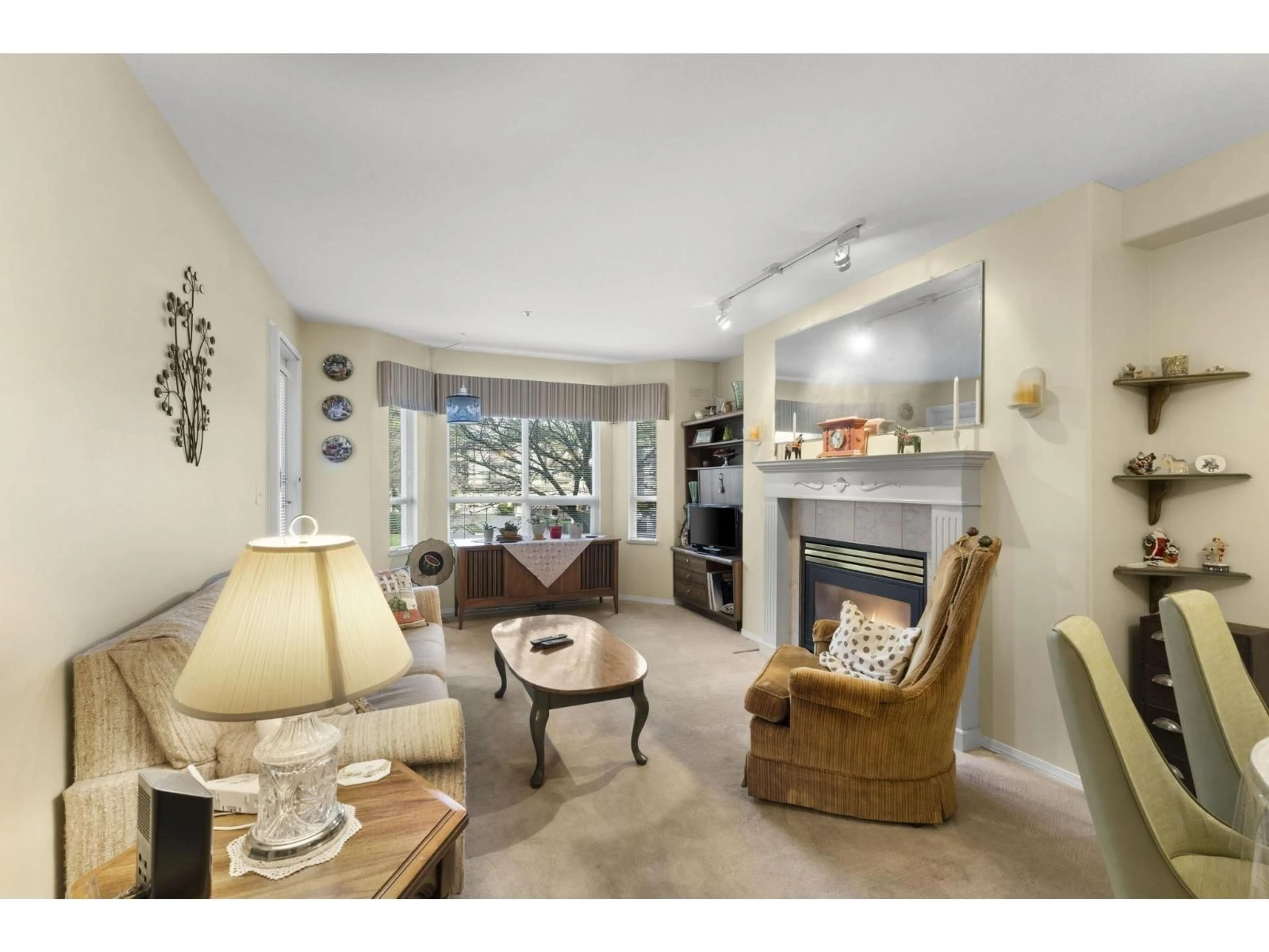 Living room with furniture, ceramic/tile floor for 208 - 13475 96 AVENUE, Surrey British Columbia V3V1Y8