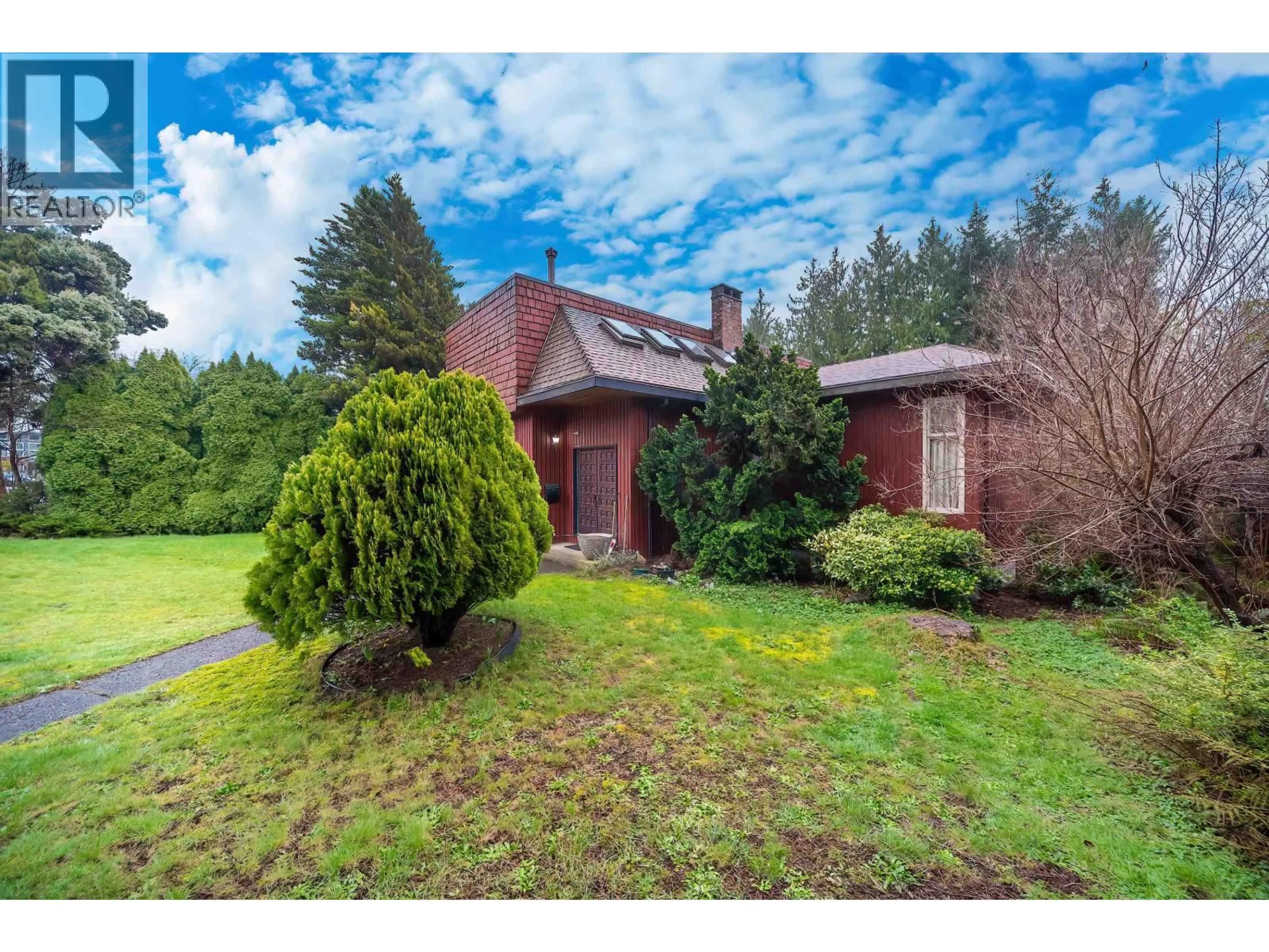 A pic from outside/outdoor area/front of a property/back of a property/a pic from drone, street for 5734 EGLINTON STREET, Burnaby British Columbia V5G2B6