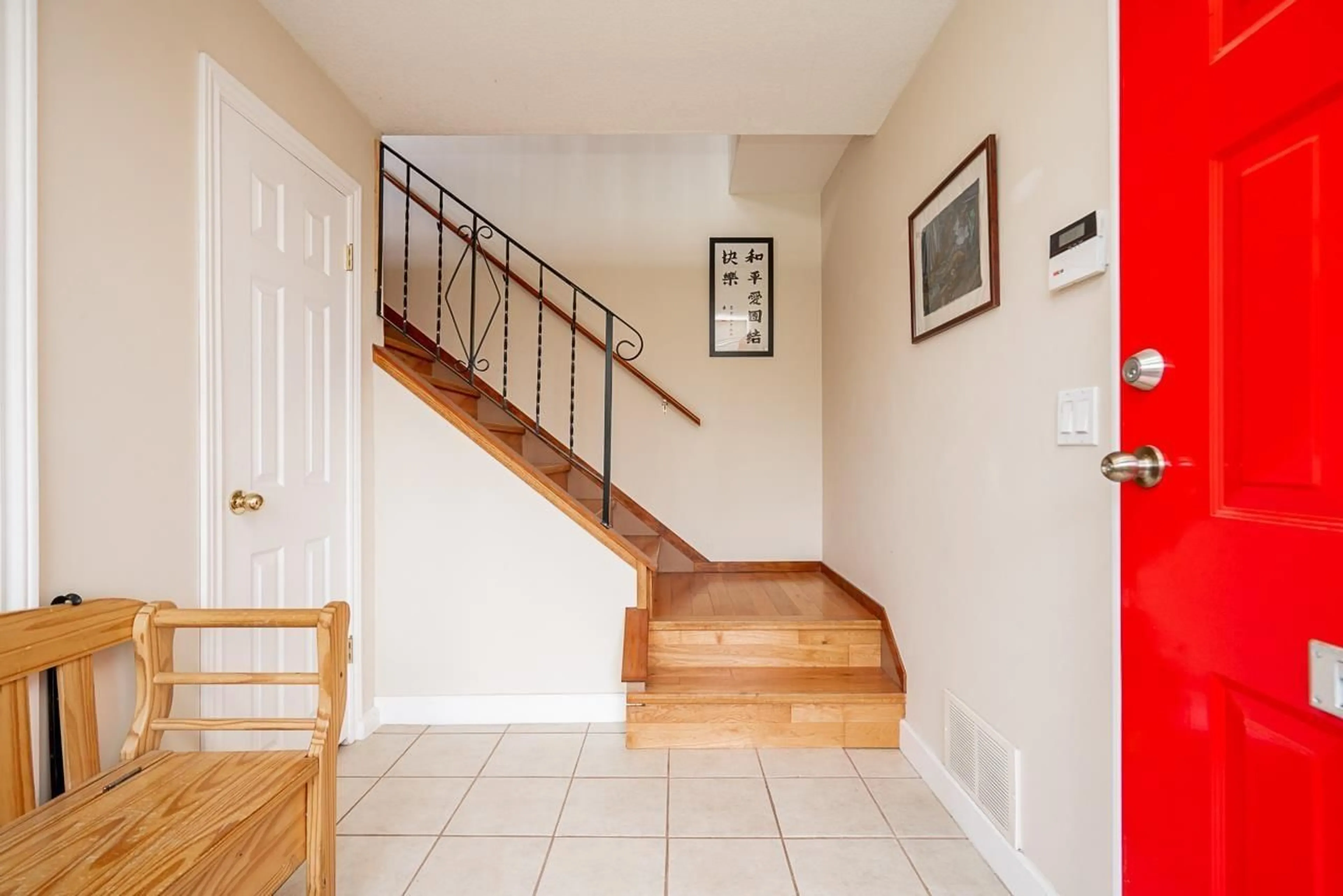 Indoor entryway for 12448 97B STREET, Surrey British Columbia V3V2H8