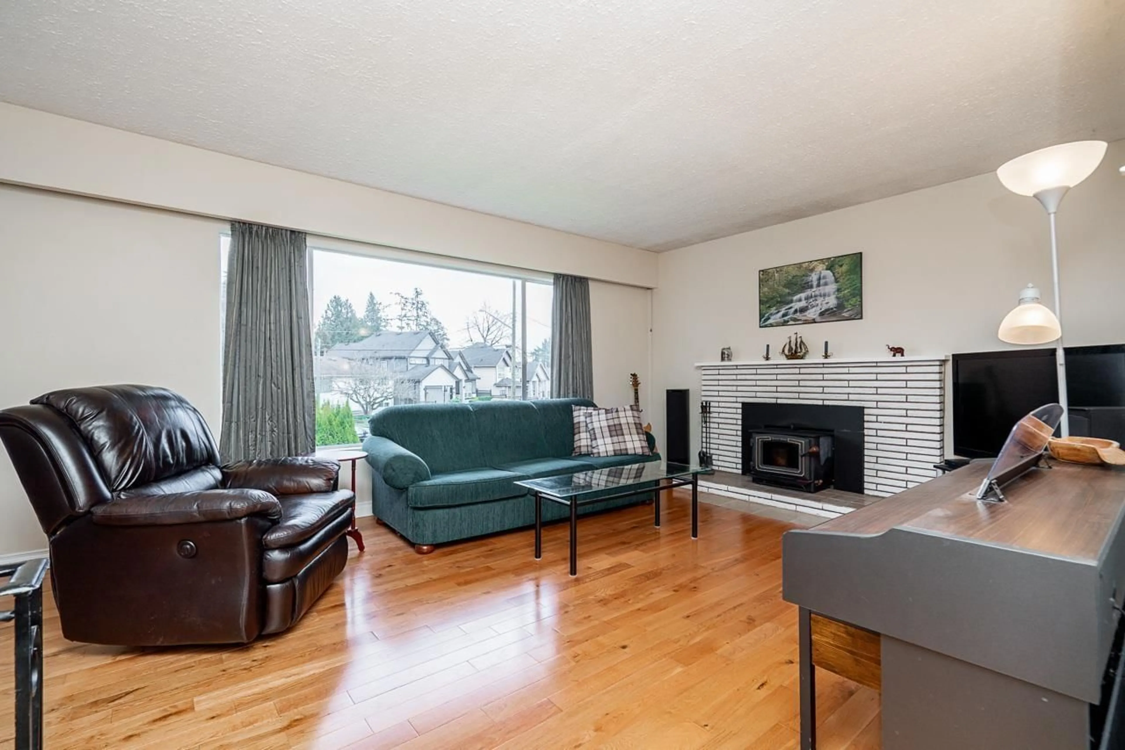 Living room with furniture, wood/laminate floor for 12448 97B STREET, Surrey British Columbia V3V2H8
