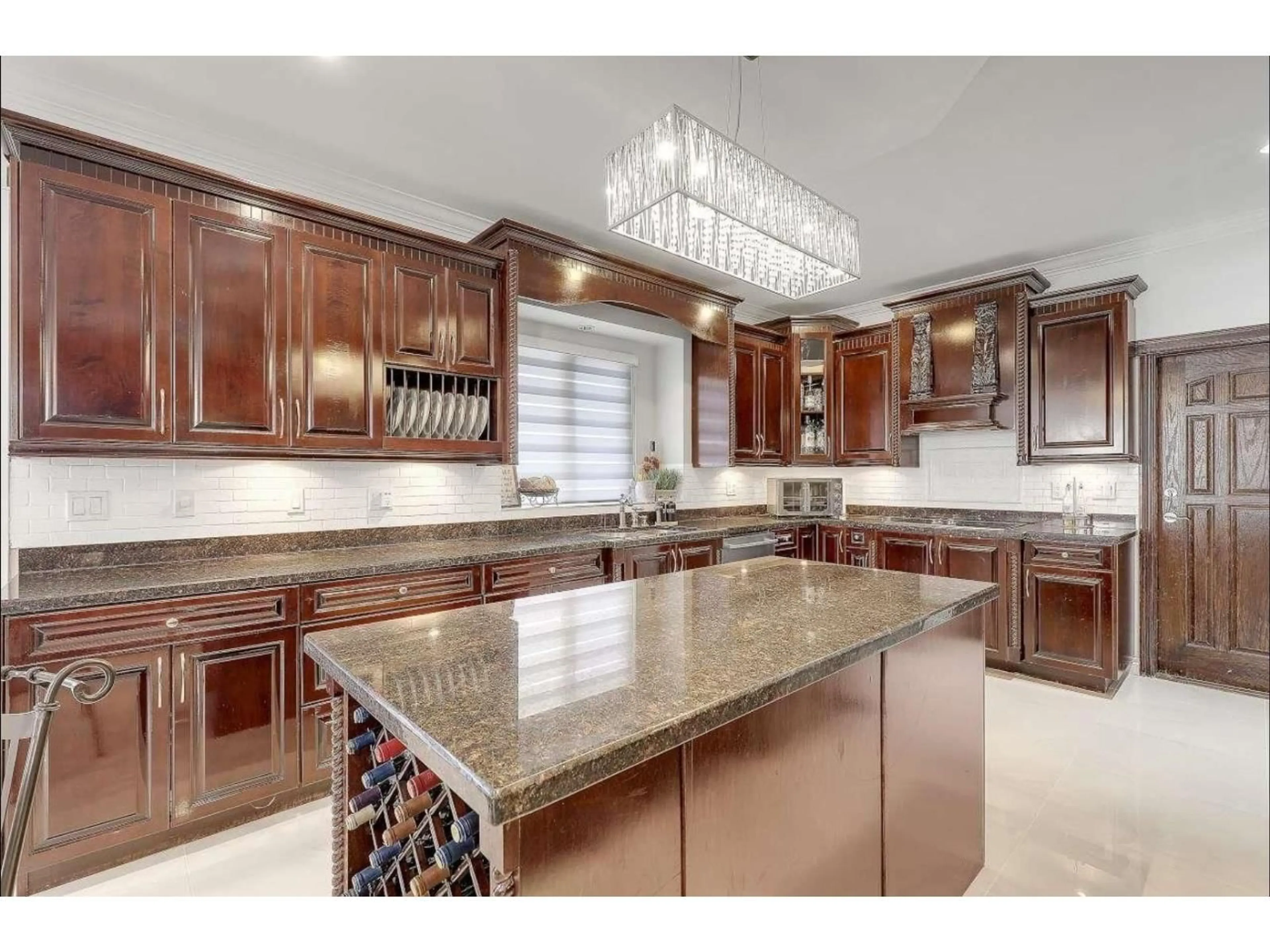 Open concept kitchen, ceramic/tile floor for 14871 76 AVENUE, Surrey British Columbia V3S2H3