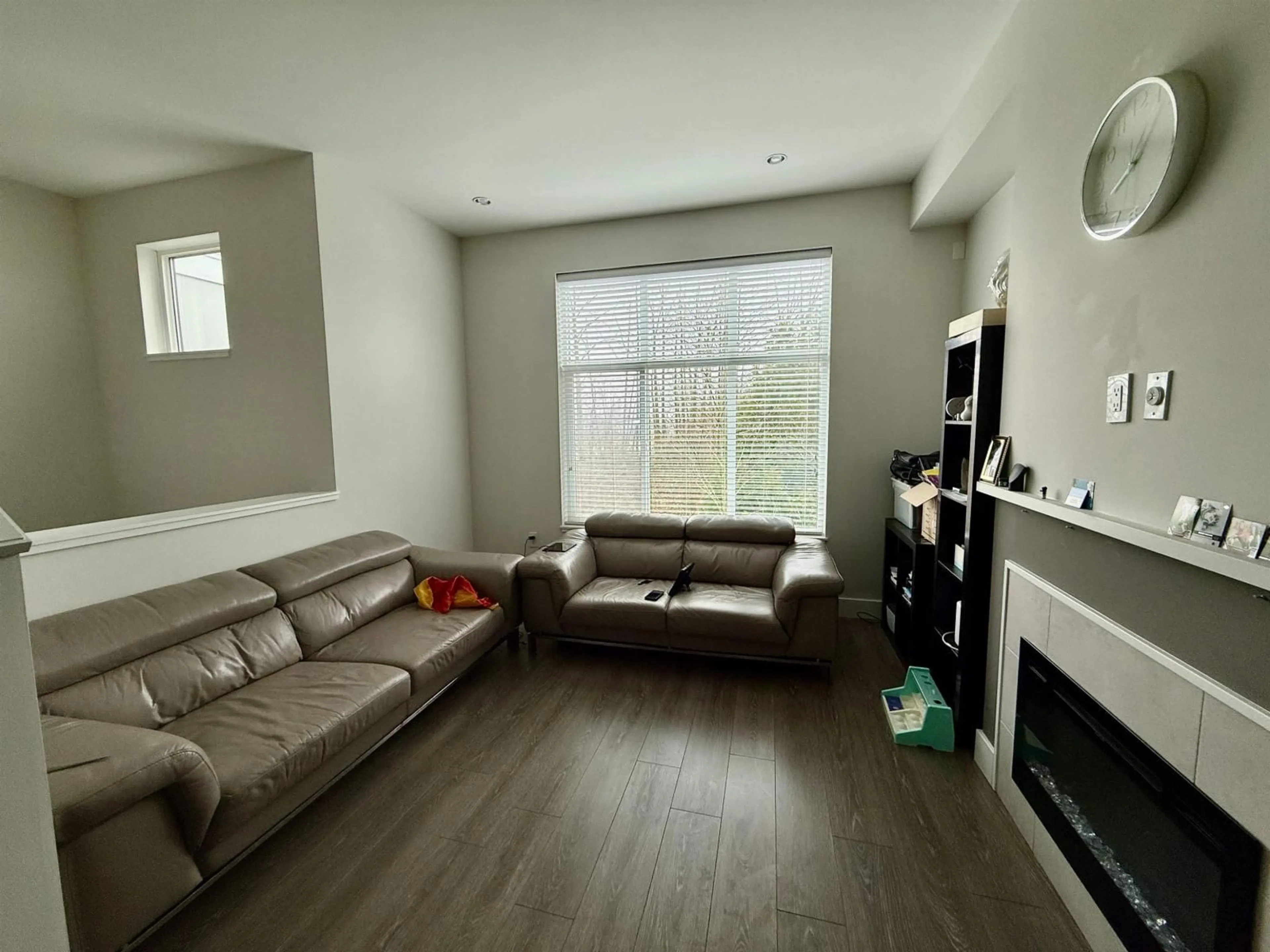 Living room with furniture, unknown for 2 - 19133 73 AVENUE, Surrey British Columbia V4N6S9