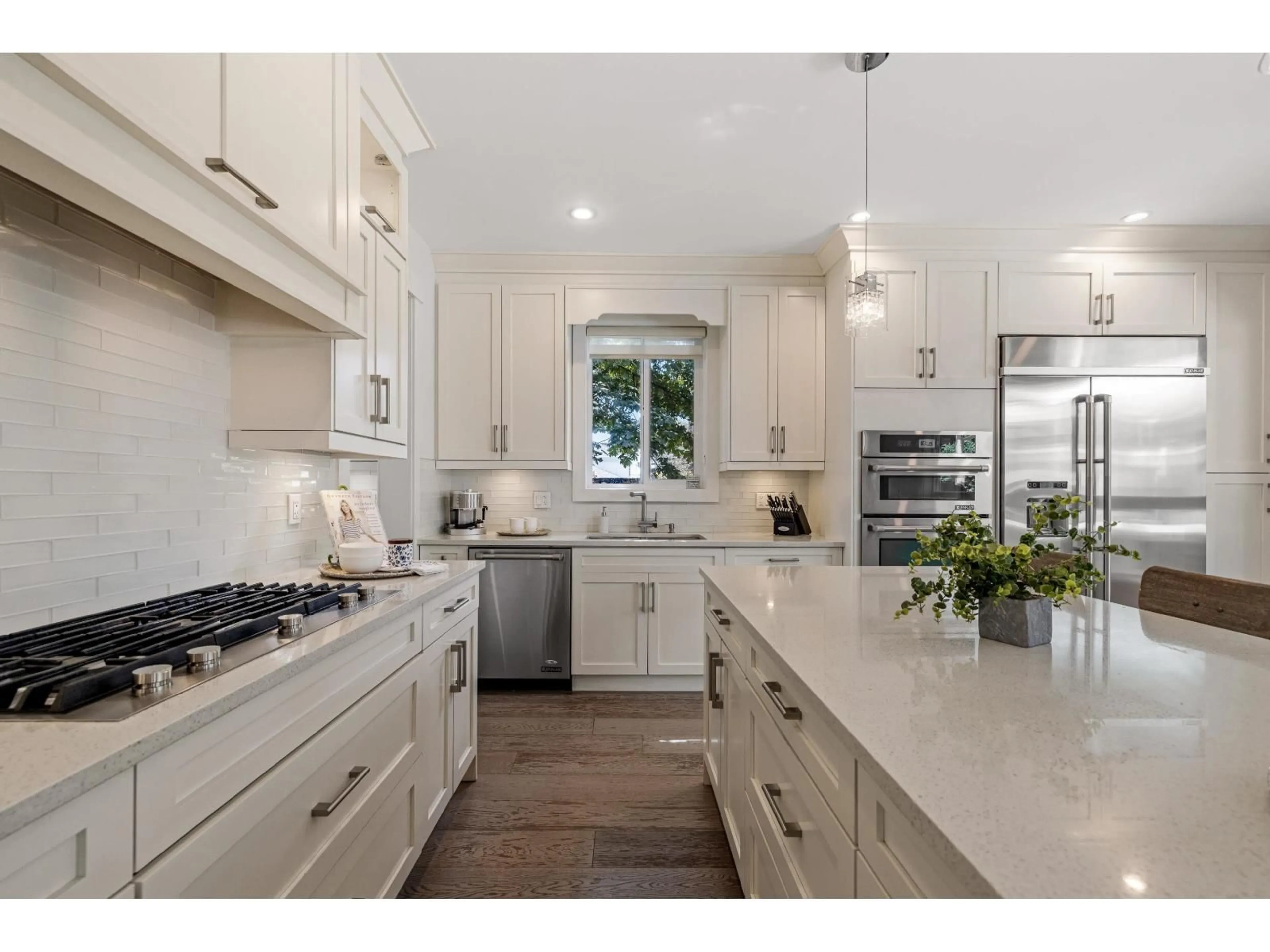 Open concept kitchen, ceramic/tile floor for 1571 136 STREET, Surrey British Columbia V4A5H3