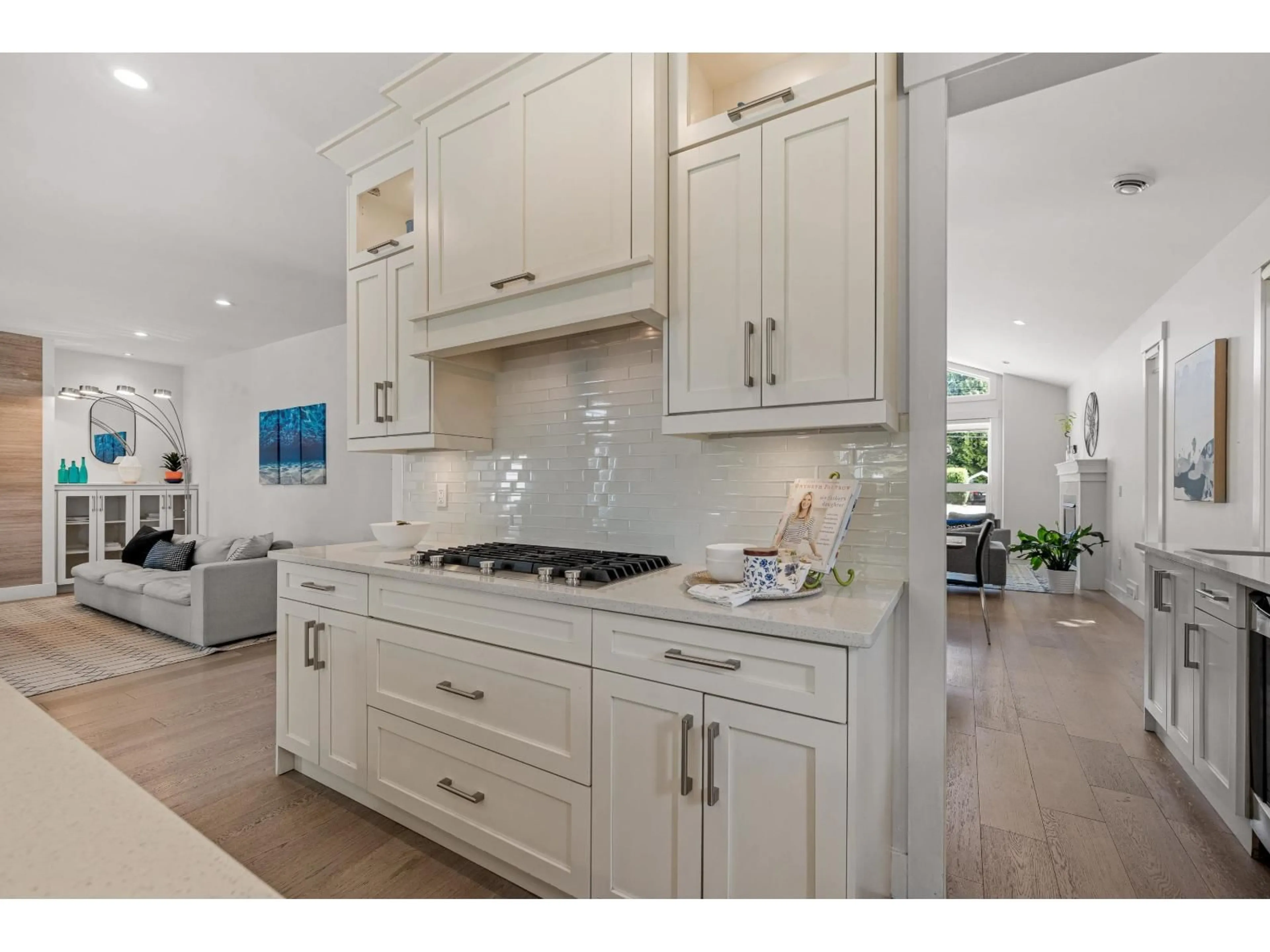 Open concept kitchen, ceramic/tile floor for 1571 136 STREET, Surrey British Columbia V4A5H3