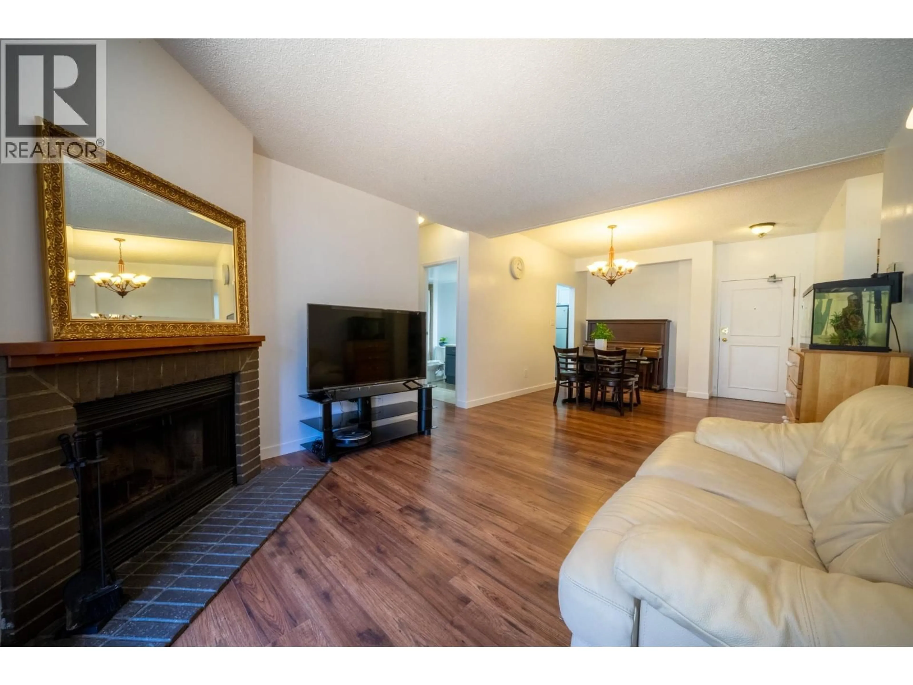Living room with furniture, wood/laminate floor for 118 - 8511 WESTMINSTER HIGHWAY, Richmond British Columbia V6X3H7