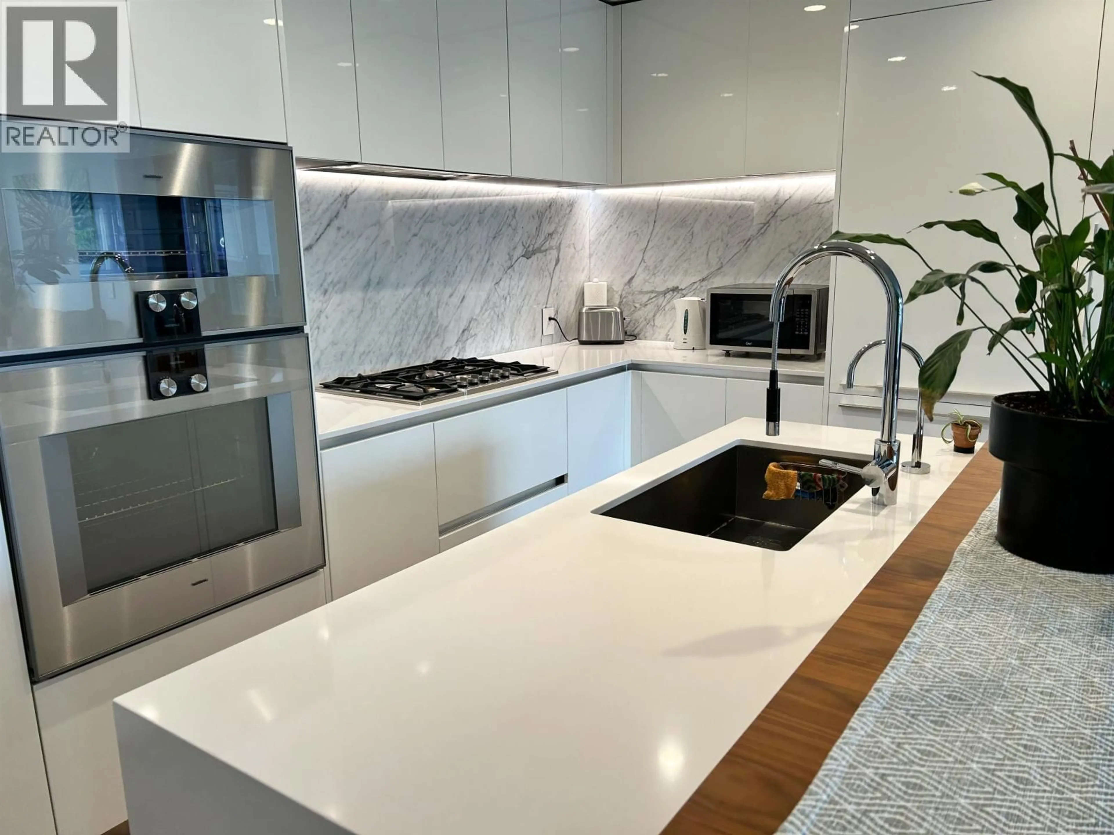 Contemporary kitchen, ceramic/tile floor for 609 - 7428 ALBERTA STREET, West Vancouver British Columbia V5X0J5