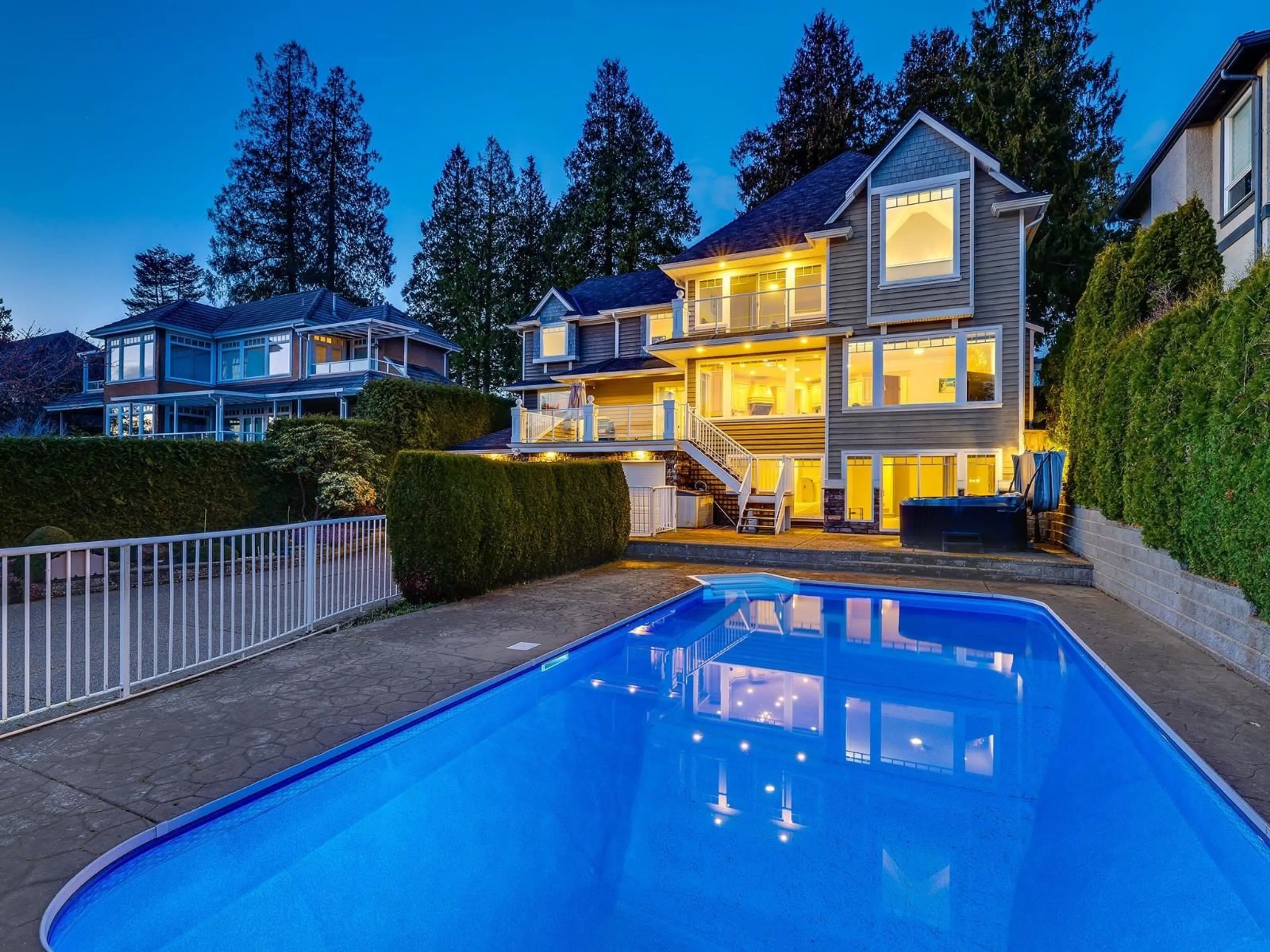 Pool for 13518 MARINE DRIVE, Surrey British Columbia V4A1G2