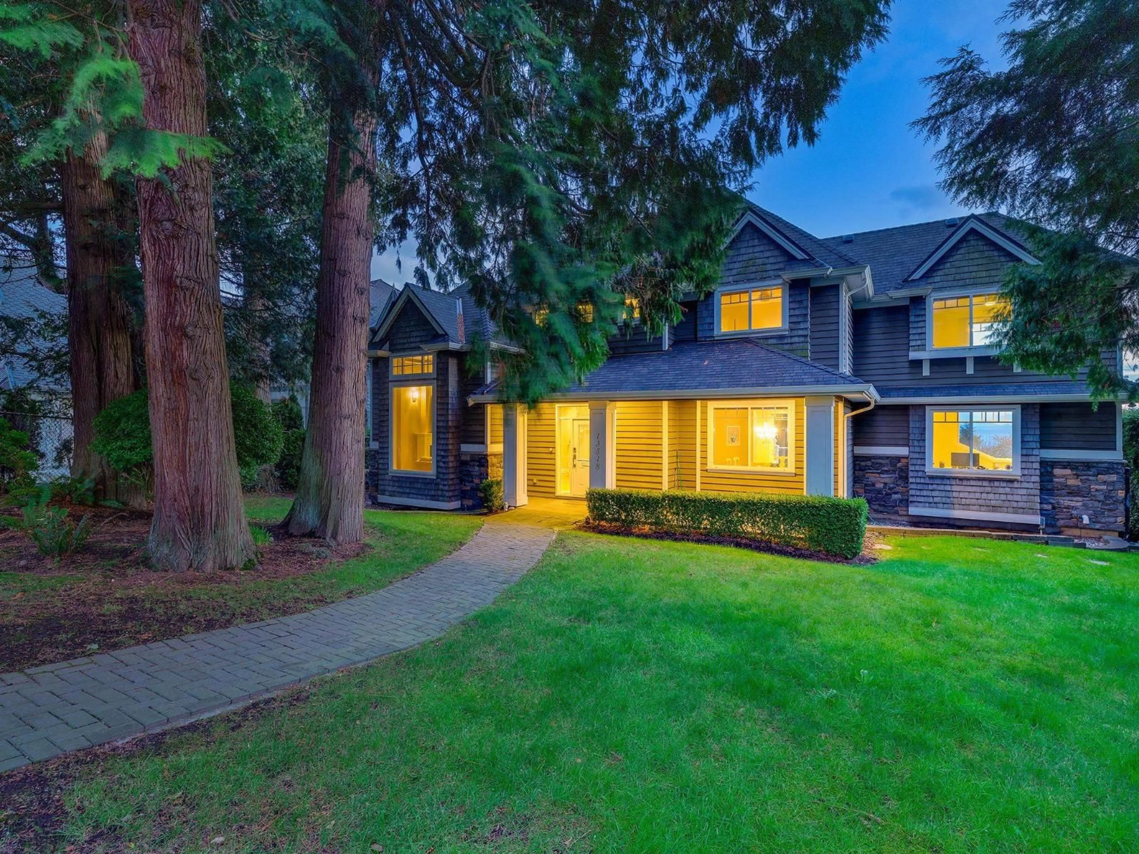 A pic from outside/outdoor area/front of a property/back of a property/a pic from drone, street for 13518 MARINE DRIVE, Surrey British Columbia V4A1G2