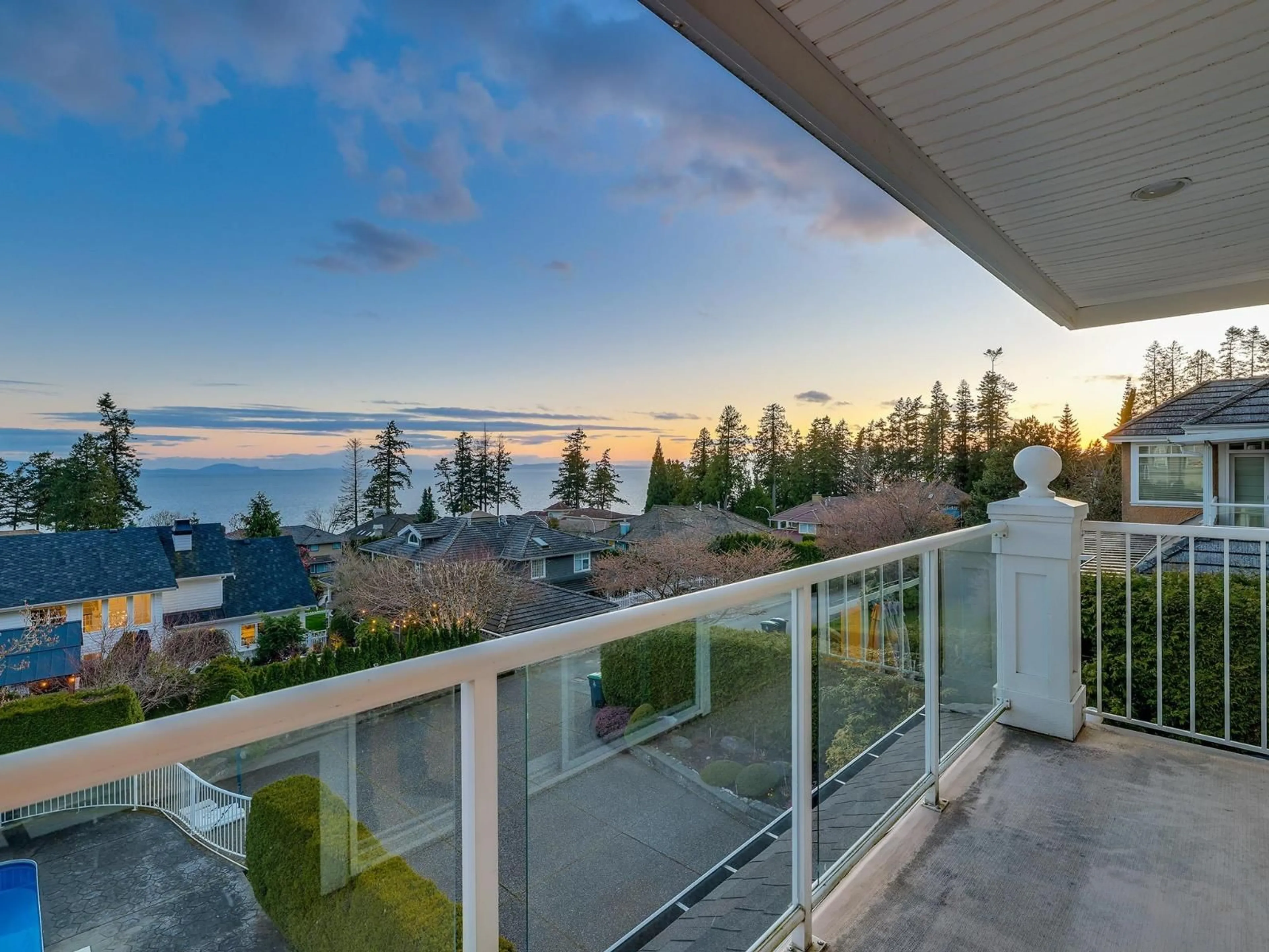 Balcony in the apartment, mountain view for 13518 MARINE DRIVE, Surrey British Columbia V4A1G2