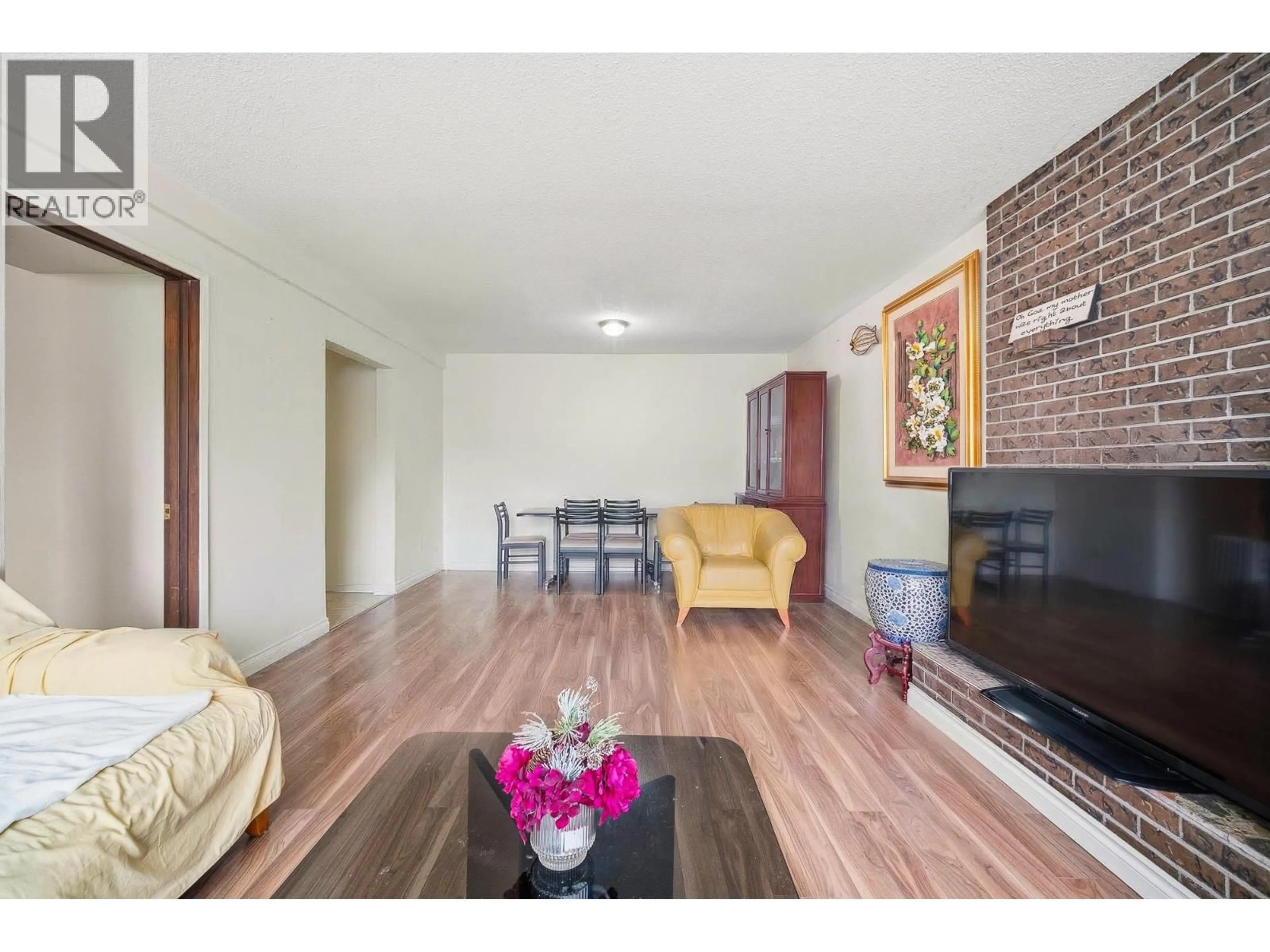 Living room with furniture, wood/laminate floor for 10640 ANAHIM DRIVE, Richmond British Columbia V7A3C5