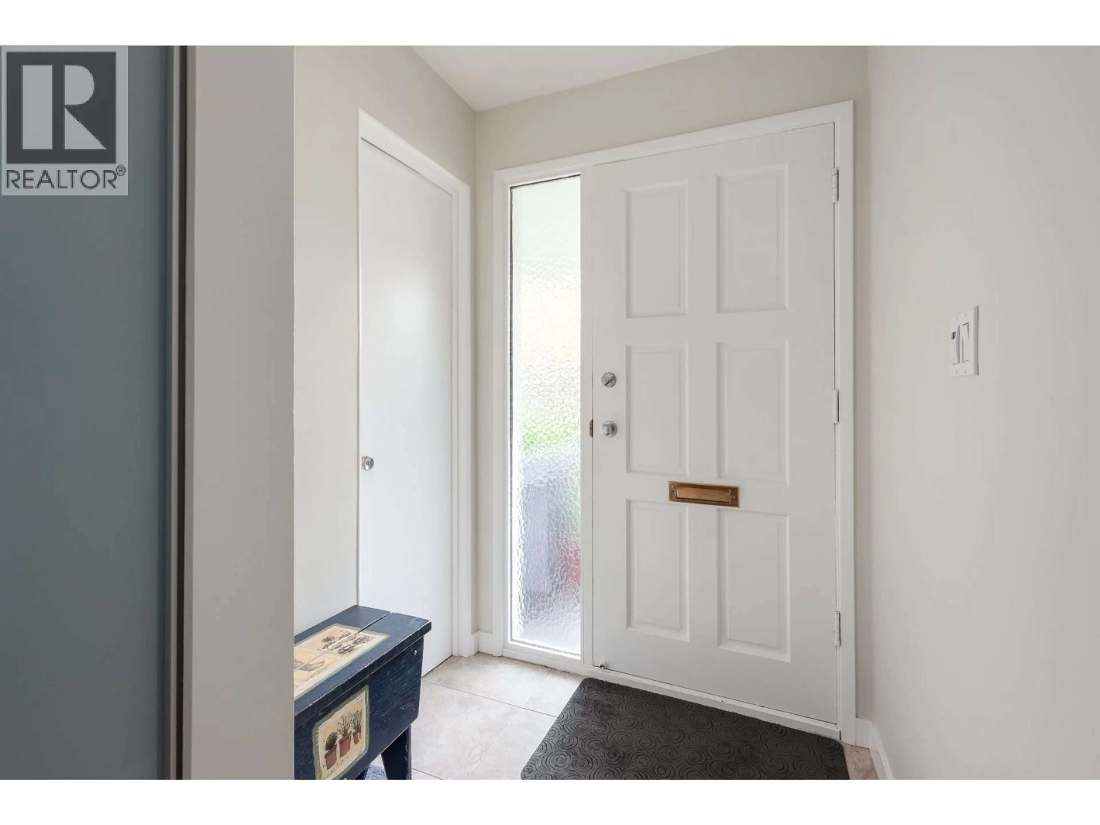 Indoor entryway for 4603 HOSKINS ROAD, North Vancouver British Columbia V7K2R2