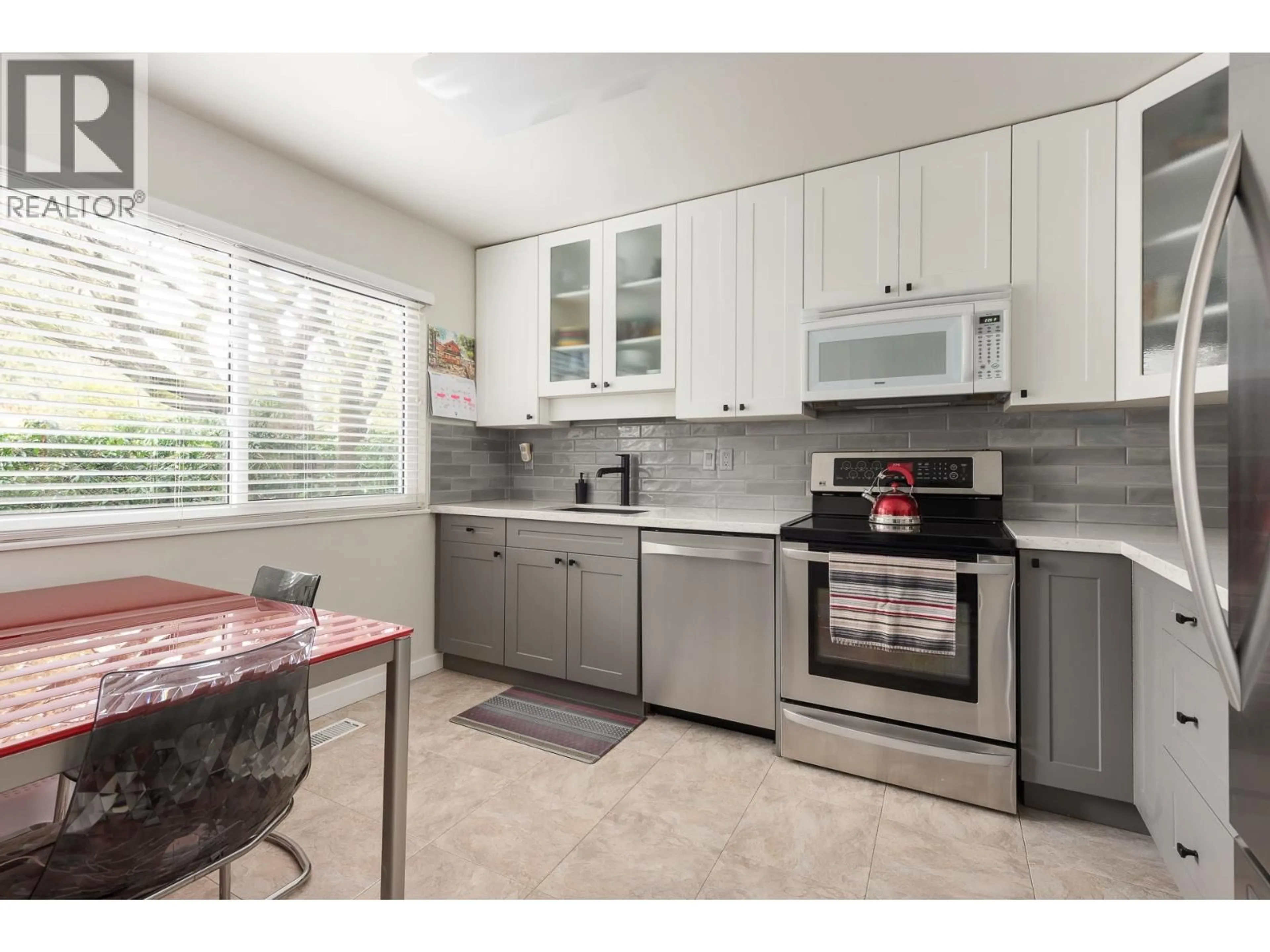Standard kitchen, unknown for 4603 HOSKINS ROAD, North Vancouver British Columbia V7K2R2