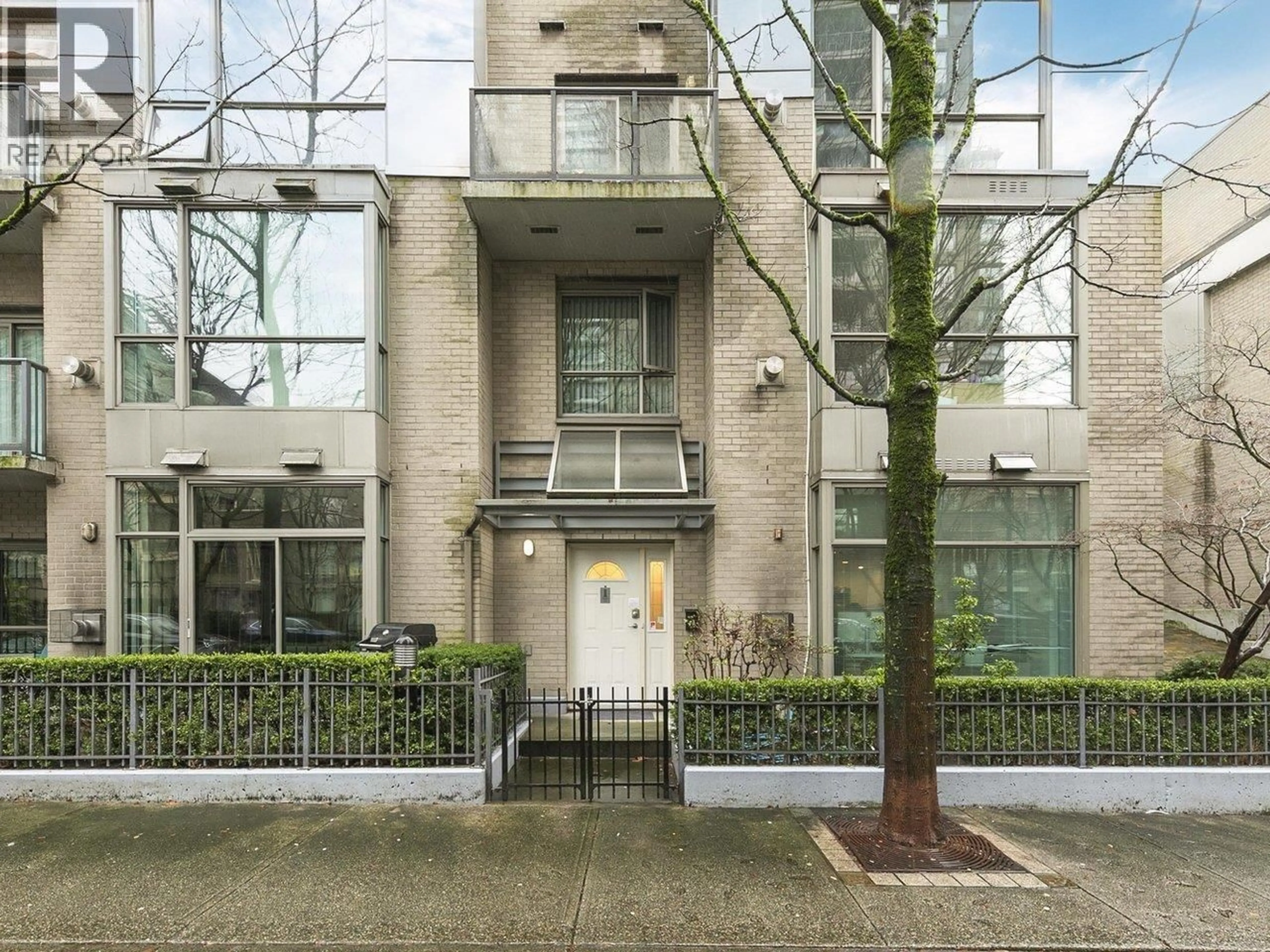 Indoor foyer for 930 RICHARDS STREET, Vancouver British Columbia V6B3C1