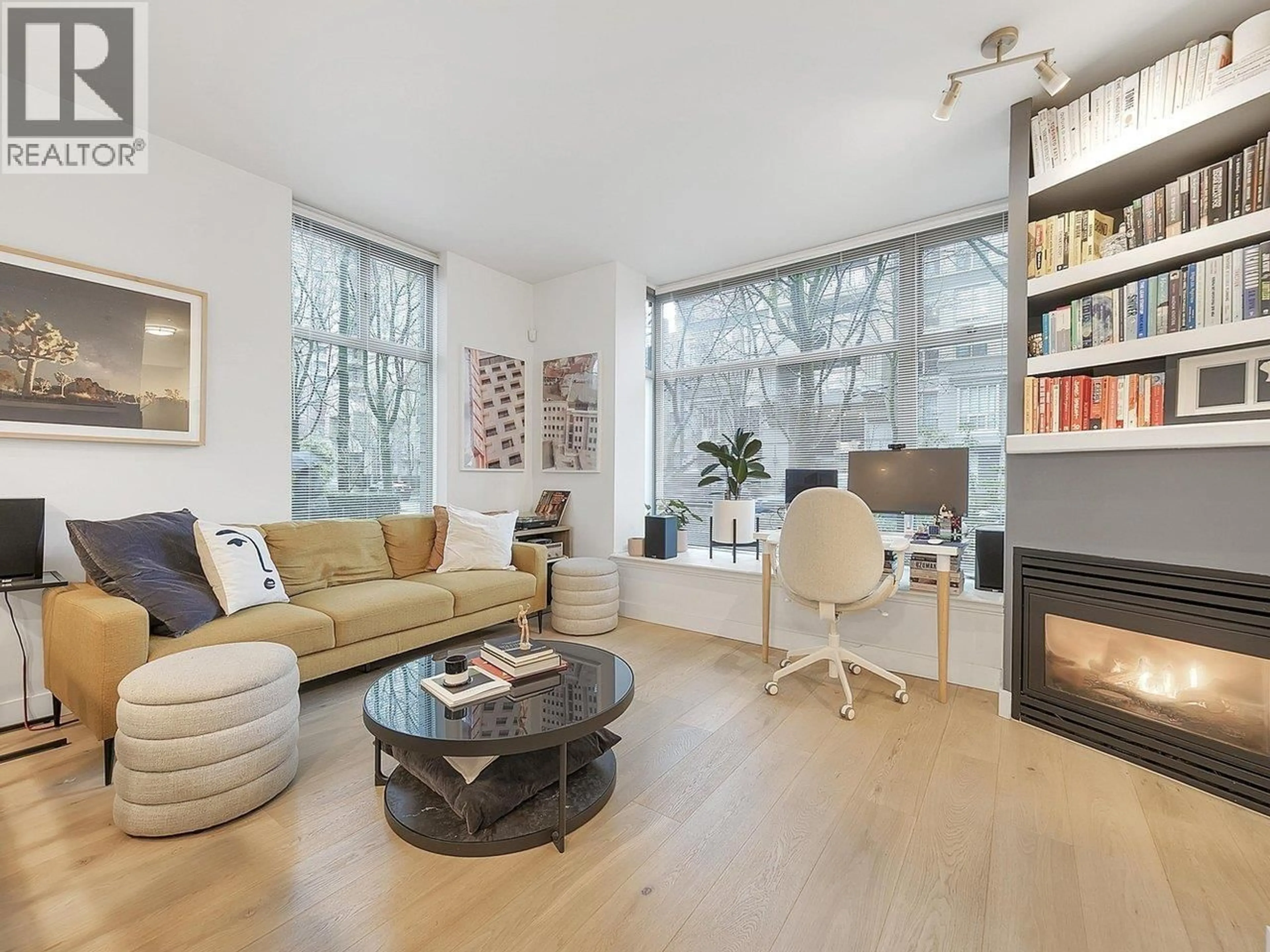 Living room with furniture, wood/laminate floor for 930 RICHARDS STREET, Vancouver British Columbia V6B3C1