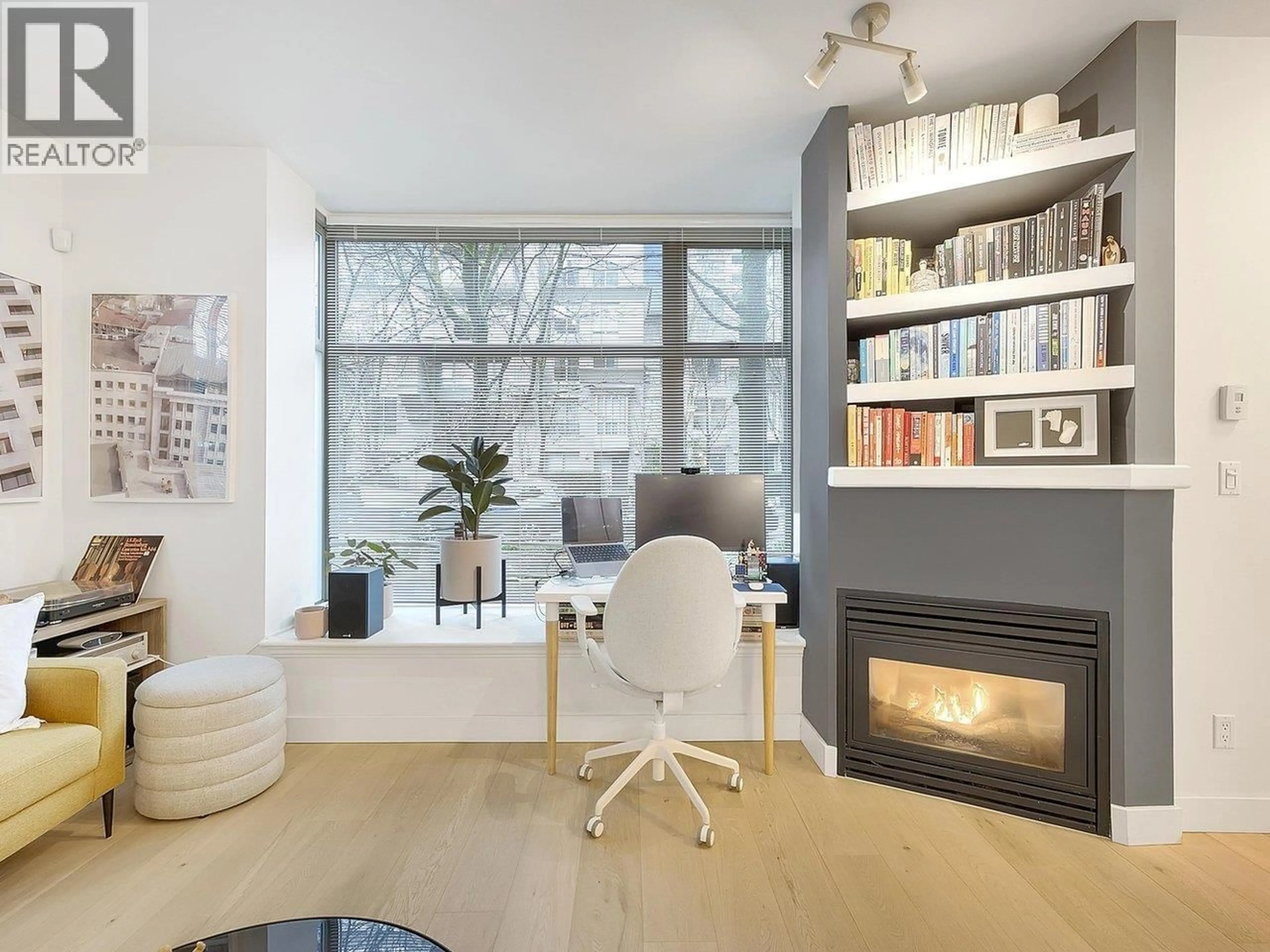 Living room with furniture, wood/laminate floor for 930 RICHARDS STREET, Vancouver British Columbia V6B3C1