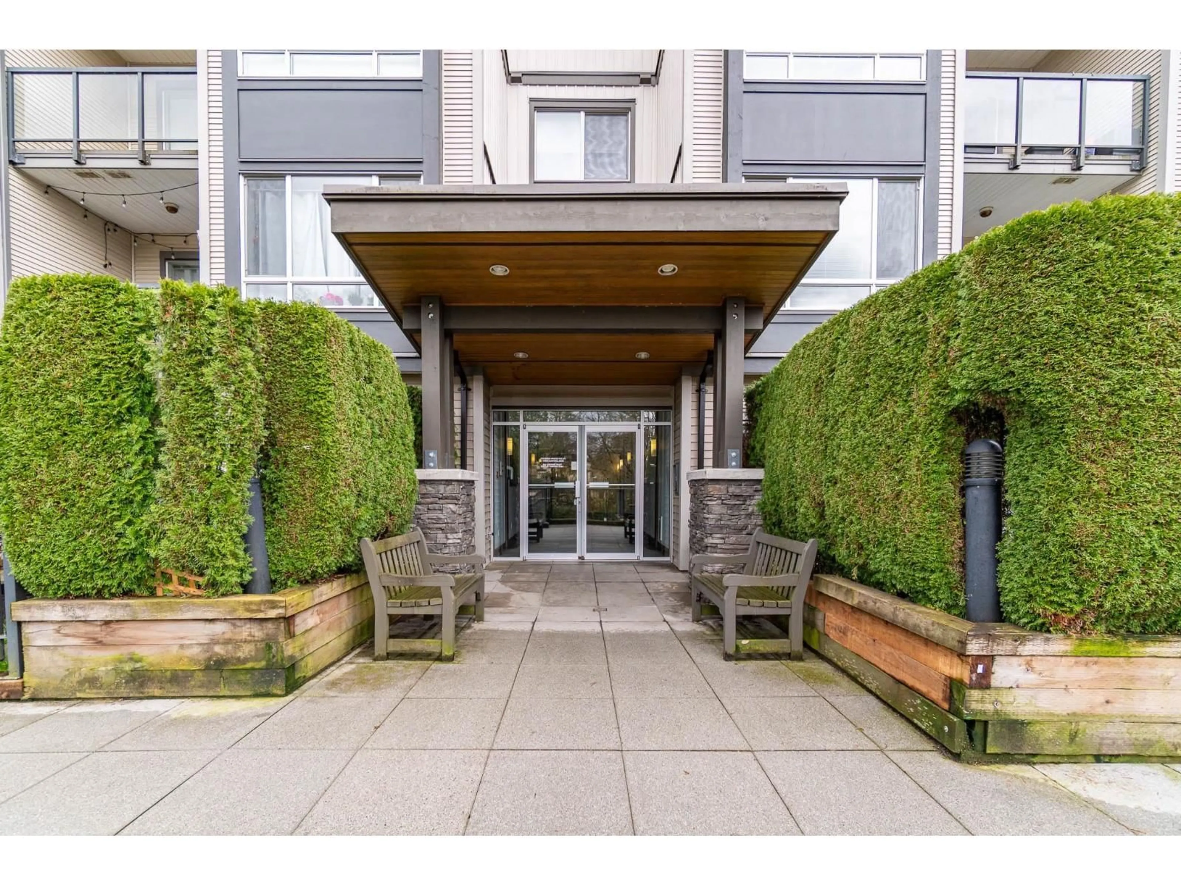 Indoor foyer for 303 - 2943 NELSON PLACE, Abbotsford British Columbia V2S7G2