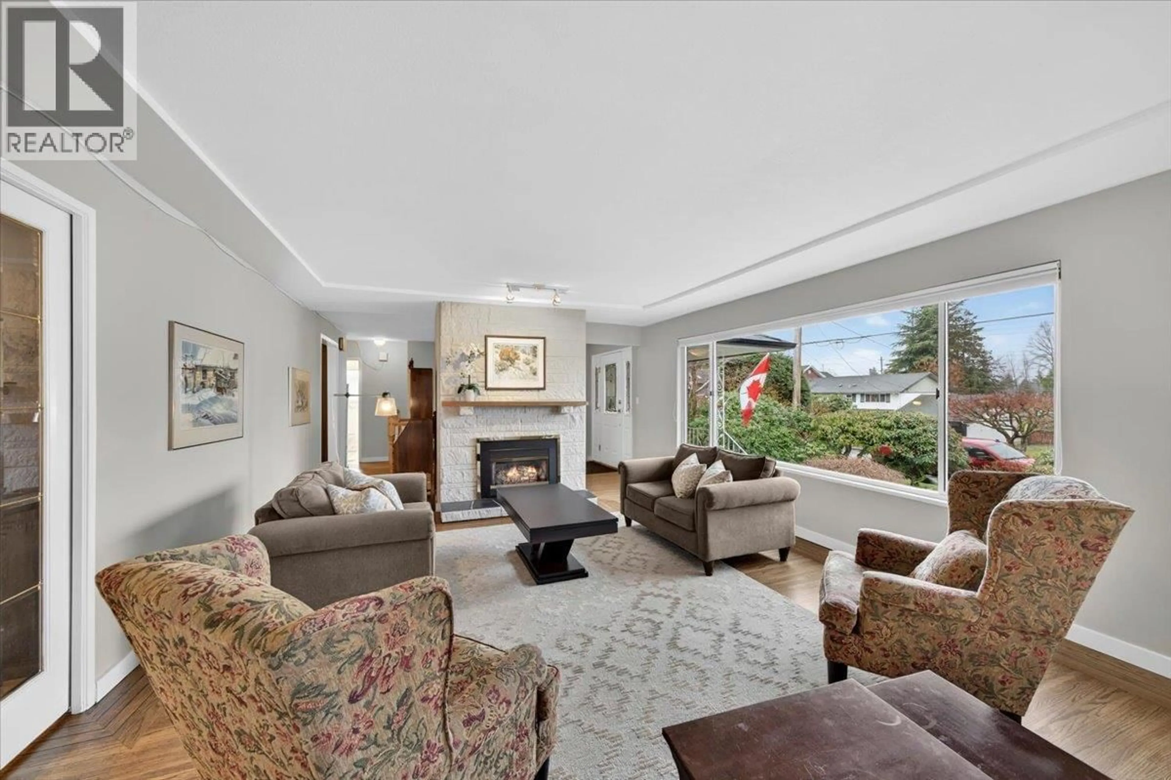 Living room with furniture, unknown for 812 GROVER AVENUE, Coquitlam British Columbia V3J3C8