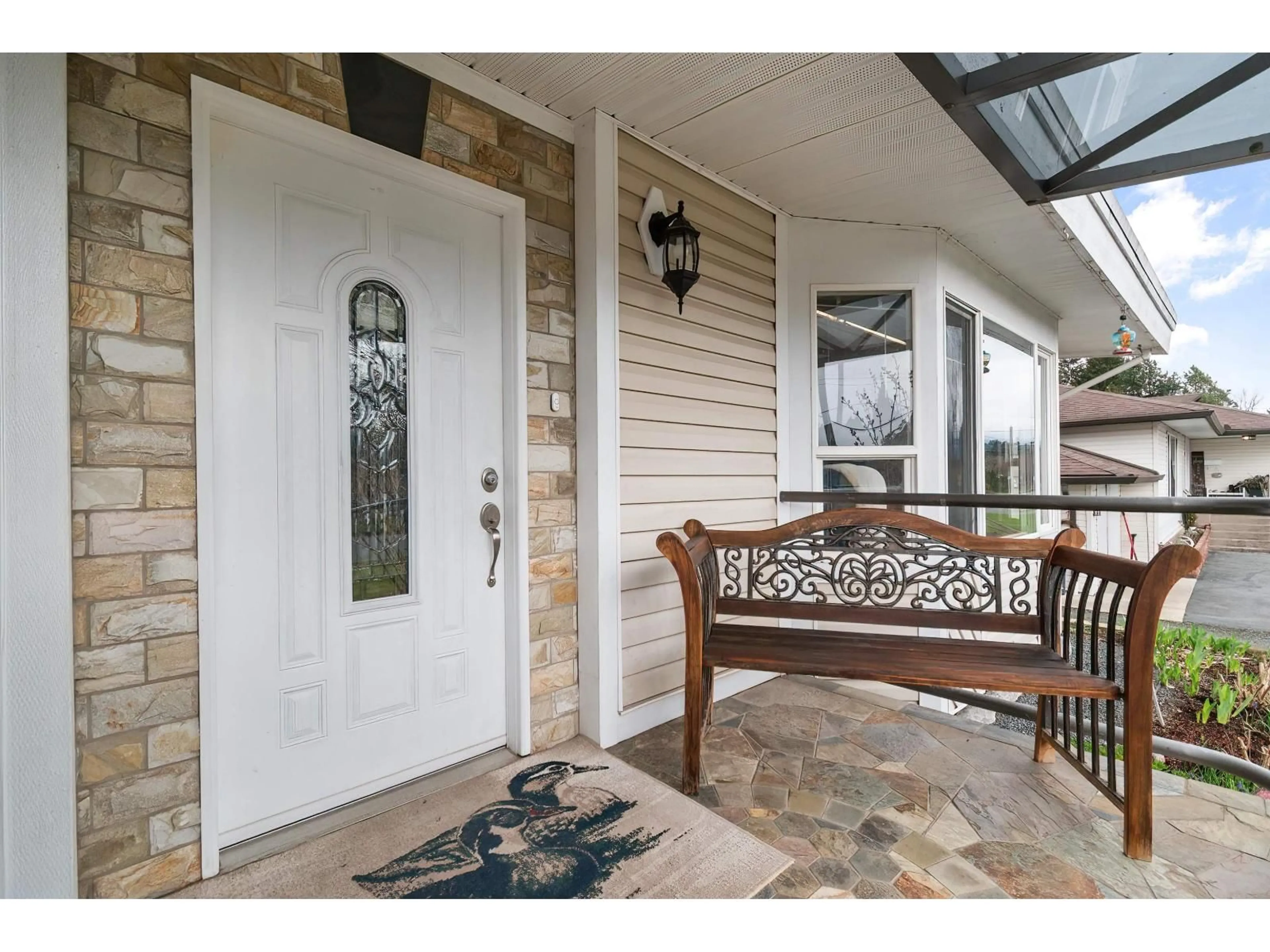 Indoor entryway for 45715 BERKELEY AVENUE, Chilliwack British Columbia V2P3N1