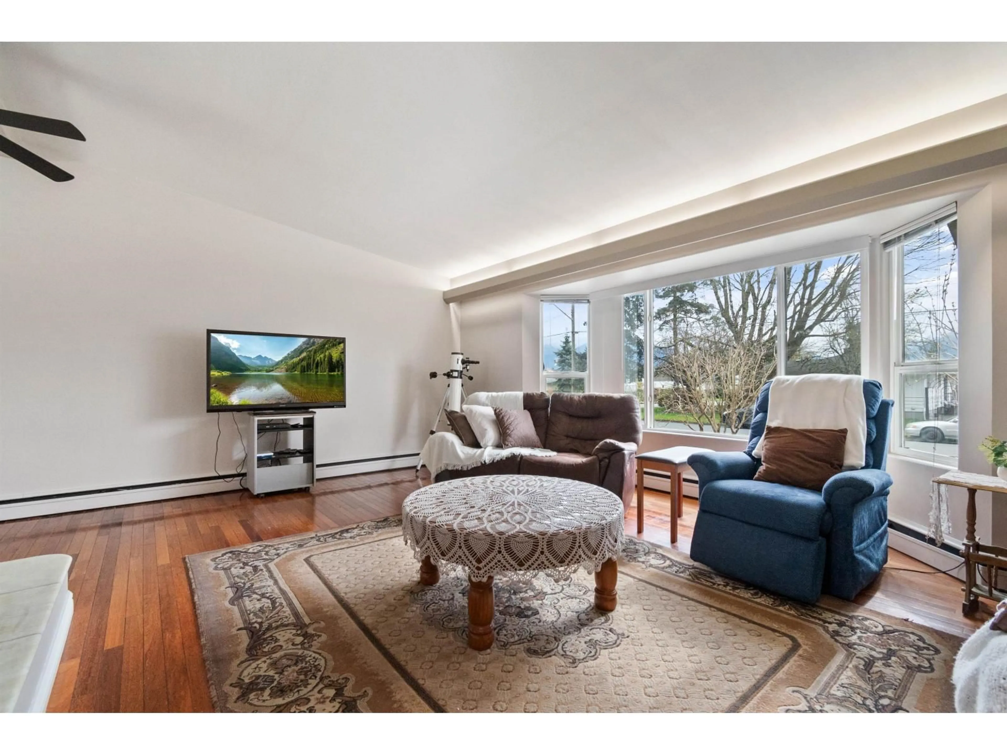 Living room with furniture, wood/laminate floor for 45715 BERKELEY AVENUE, Chilliwack British Columbia V2P3N1